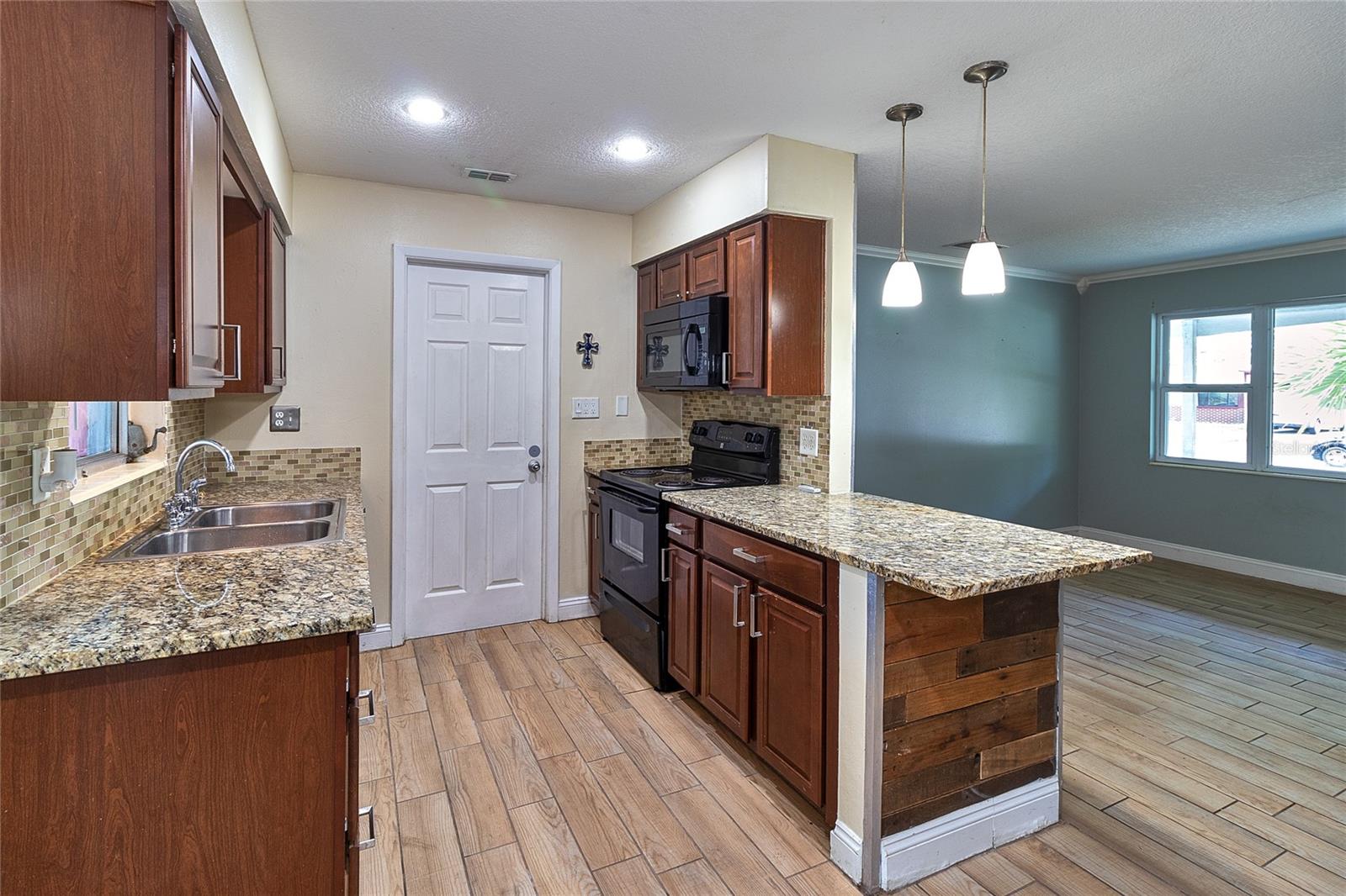831 LAKESIDE DR, LARGO, FL, 33778