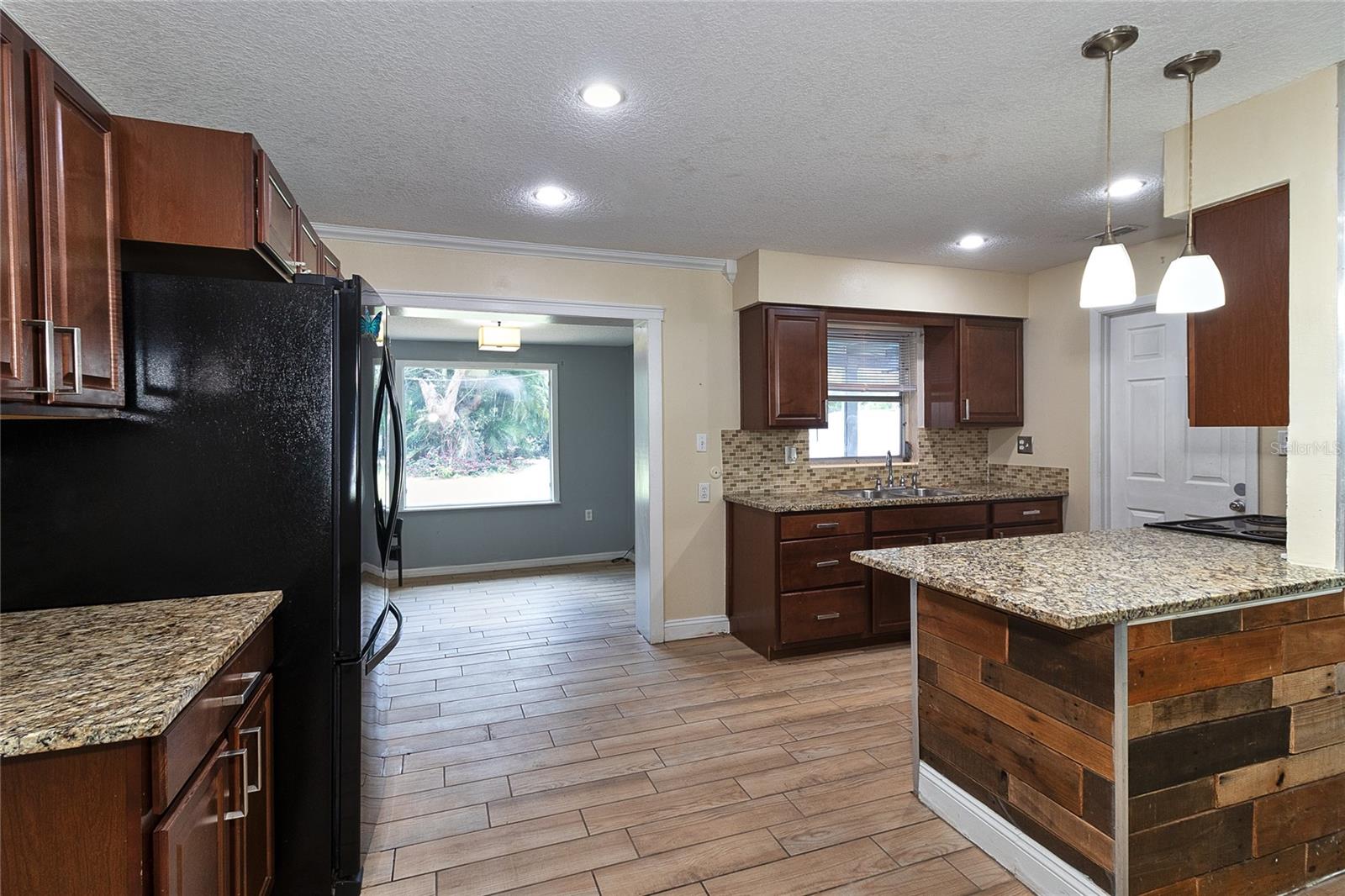 831 LAKESIDE DR, LARGO, FL, 33778