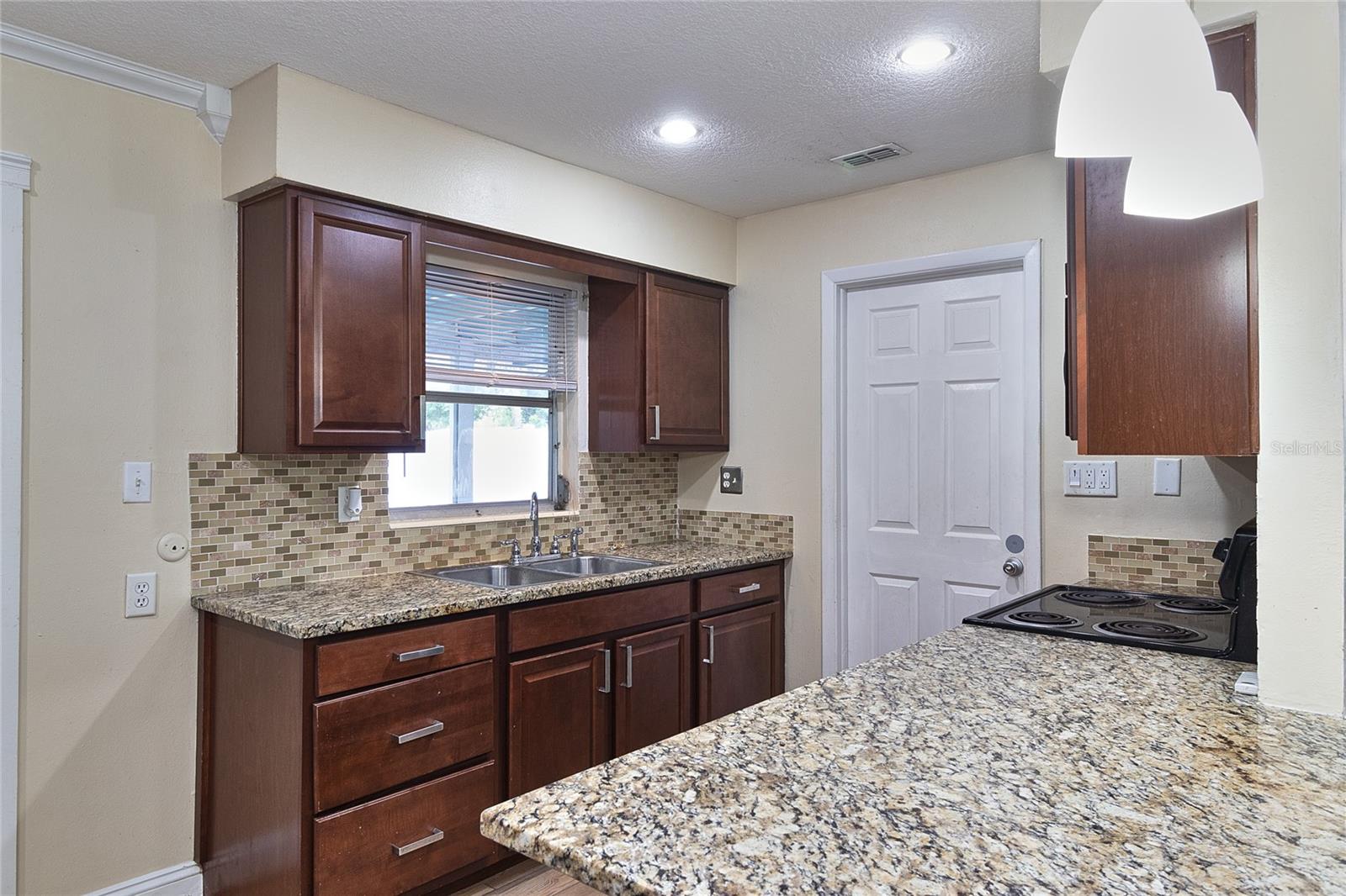 831 LAKESIDE DR, LARGO, FL, 33778