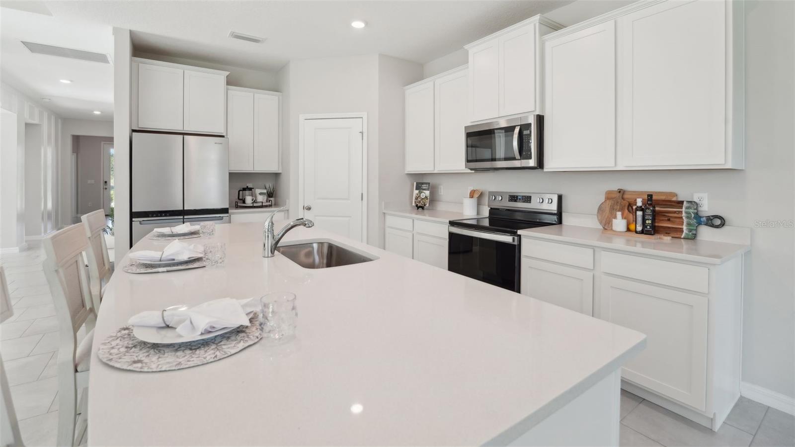 2046 STRATTEN DR, ZEPHYRHILLS, FL, 33541