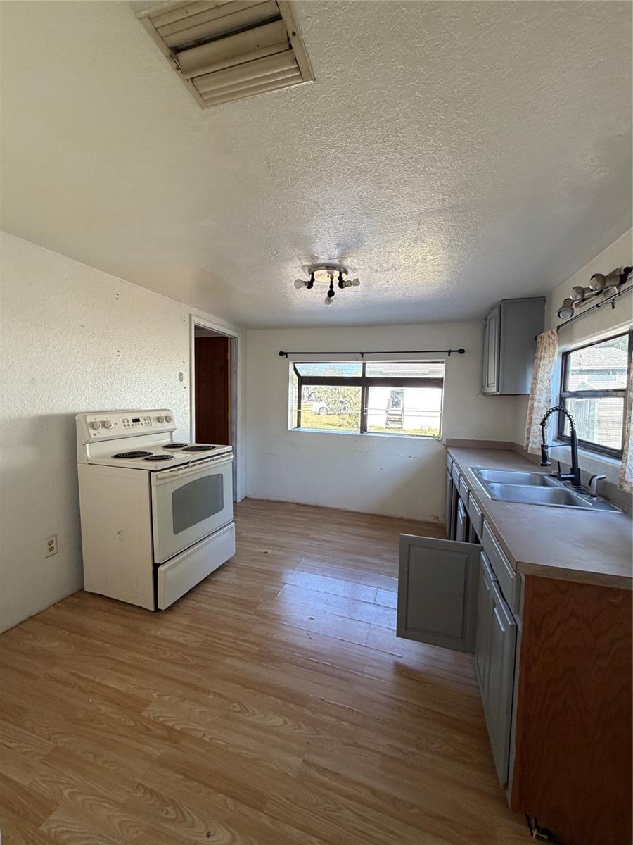 10114 E COLUMBUS DR, TAMPA, FL, 33619