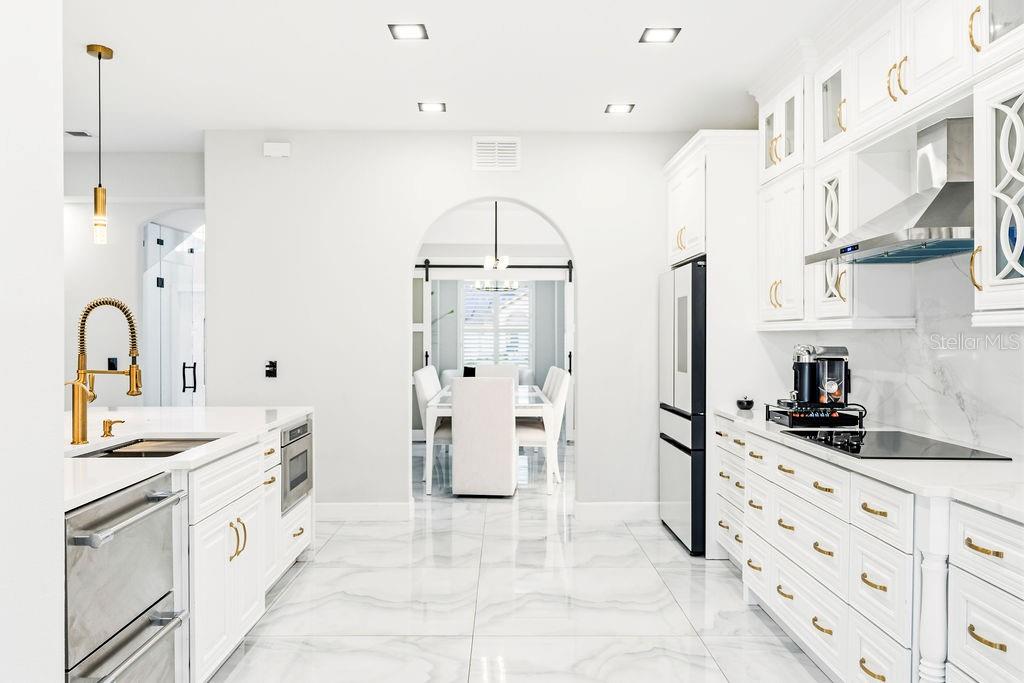 811 SANDCASTLE CIR, BRANDON, FL, 33511
