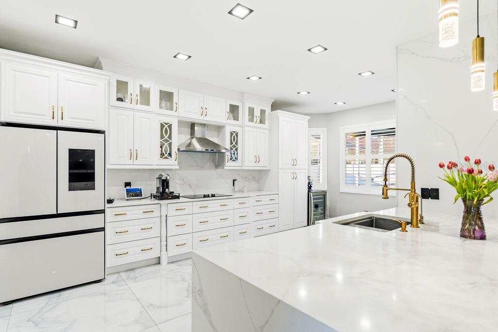 811 SANDCASTLE CIR, BRANDON, FL, 33511