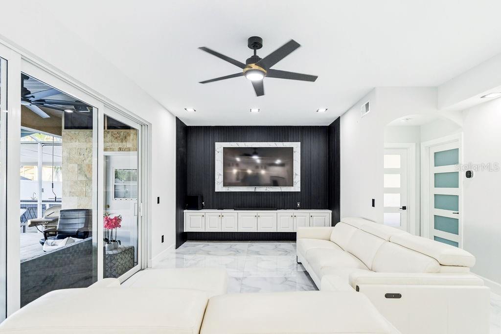 811 SANDCASTLE CIR, BRANDON, FL, 33511
