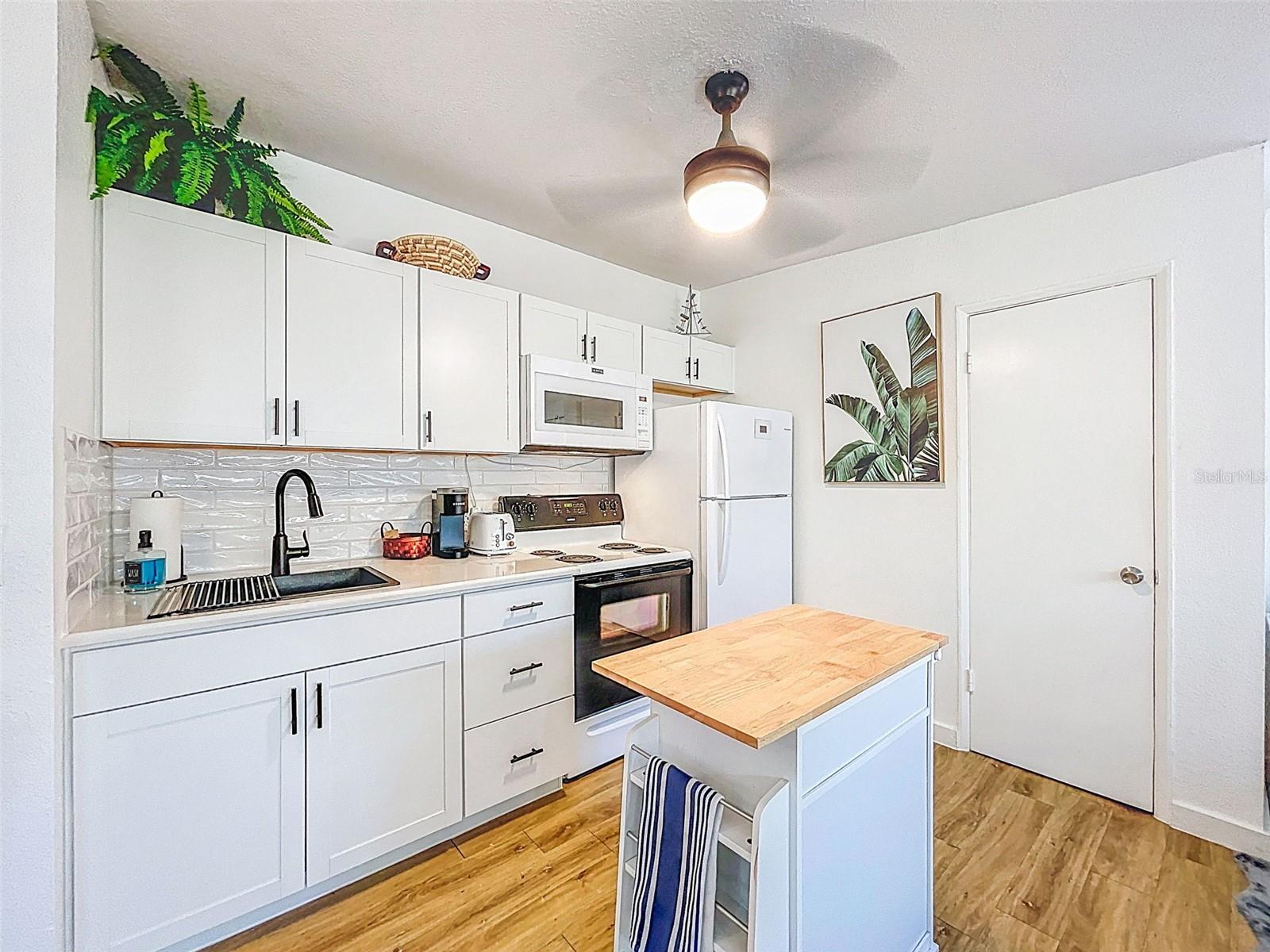 1600 PASADENA DR #B, DUNEDIN, FL, 34698