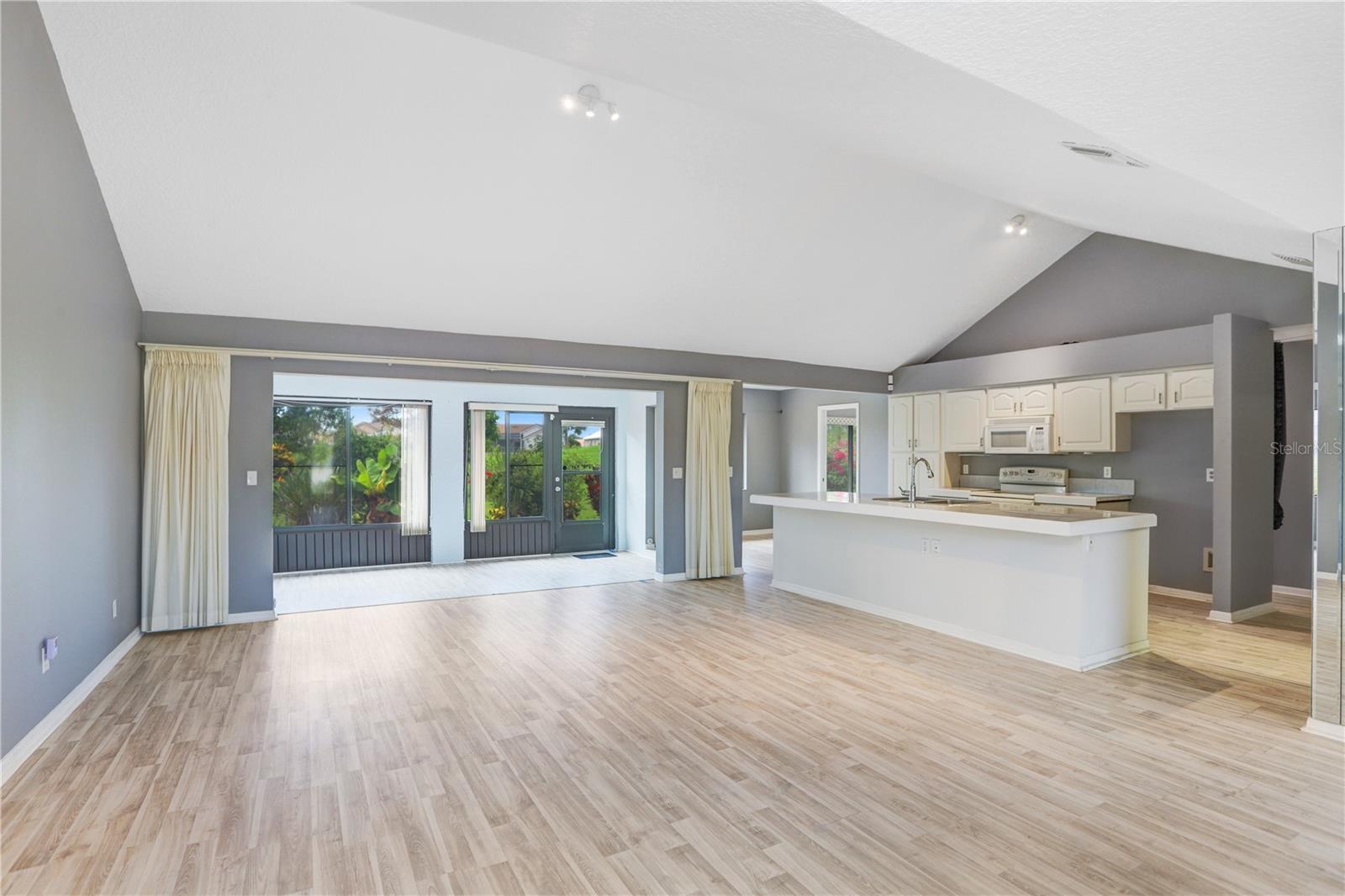1826 WOLF LAUREL DR, SUN CITY CENTER, FL, 33573