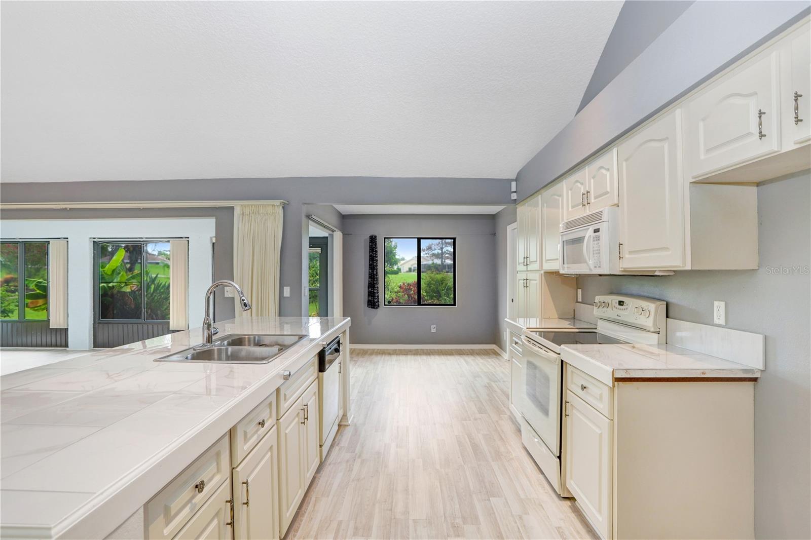 1826 WOLF LAUREL DR, SUN CITY CENTER, FL, 33573
