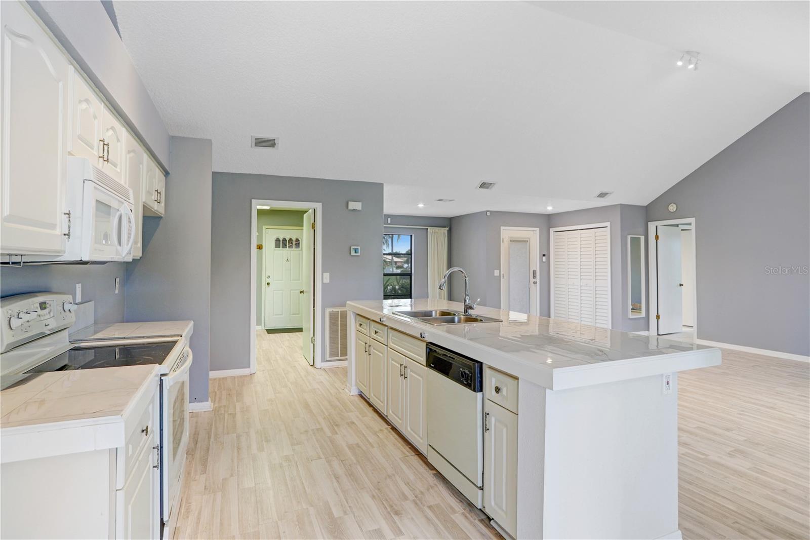 1826 WOLF LAUREL DR, SUN CITY CENTER, FL, 33573