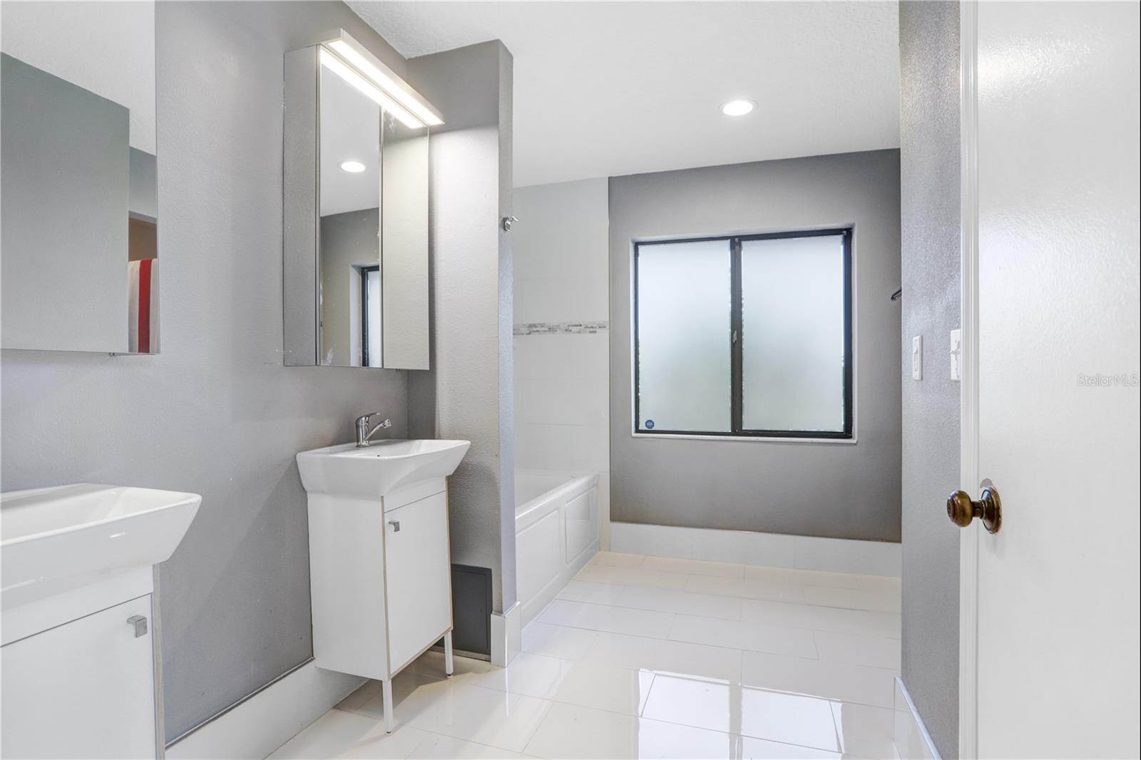 1826 WOLF LAUREL DR, SUN CITY CENTER, FL, 33573