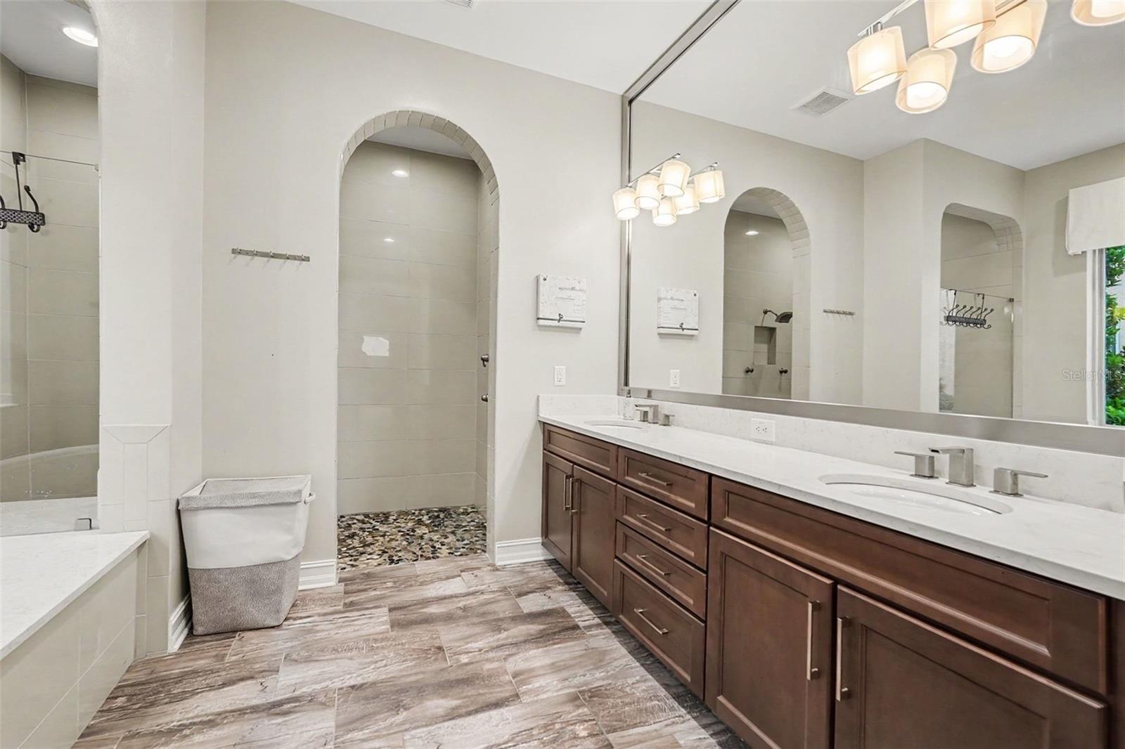 18213 PINE HAMMOCK BLVD, LUTZ, FL, 33548