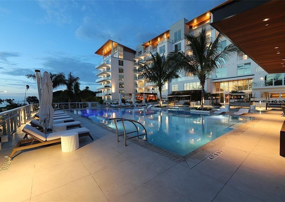 1020 SUNSET POINT RD #111, CLEARWATER, FL, 33755