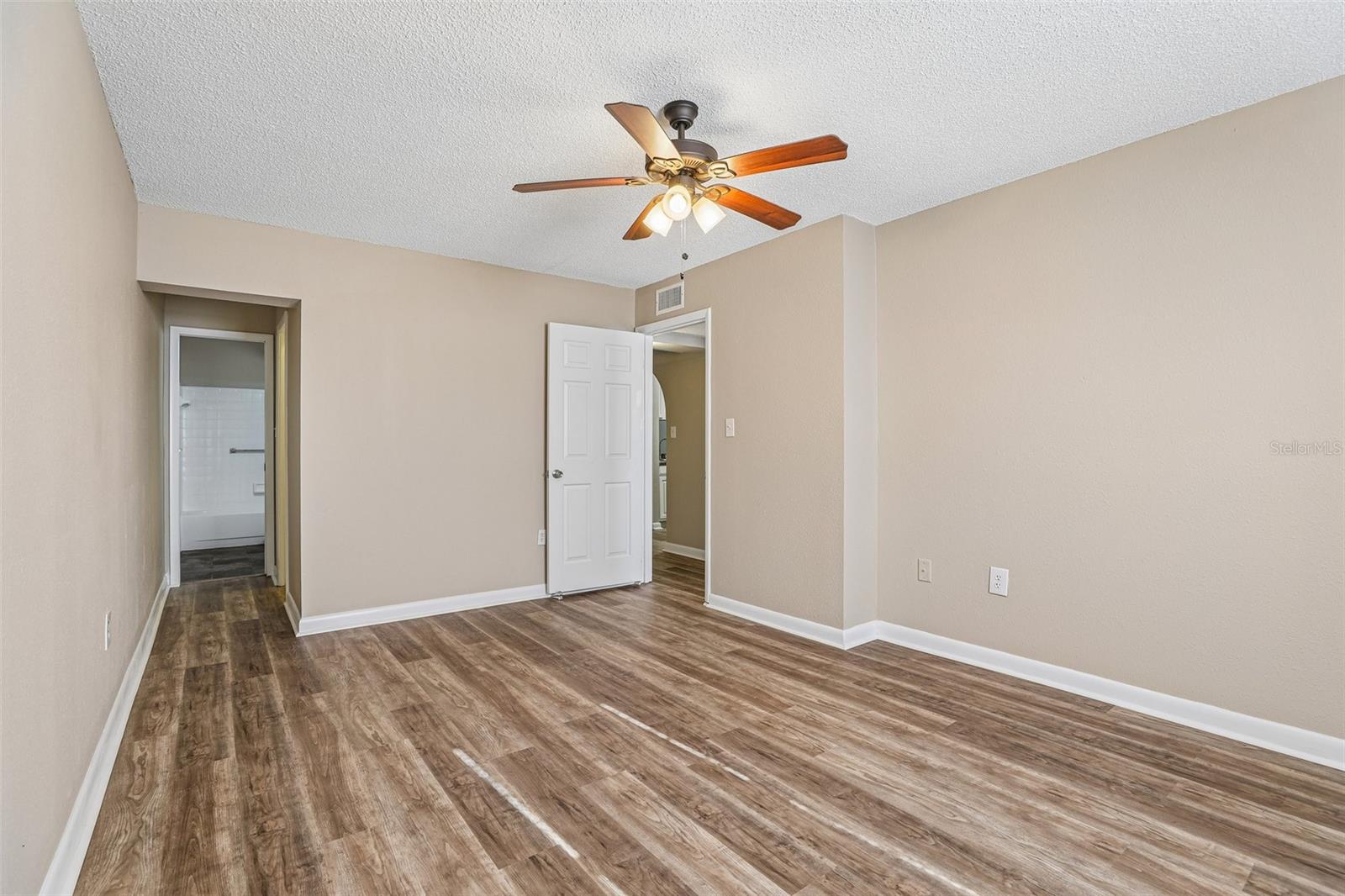 100 E OAK TERRACE DR #D2, LEESBURG, FL, 34748
