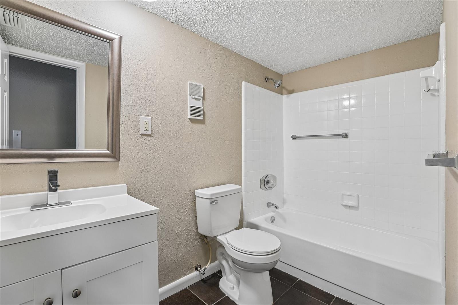 100 E OAK TERRACE DR #D2, LEESBURG, FL, 34748