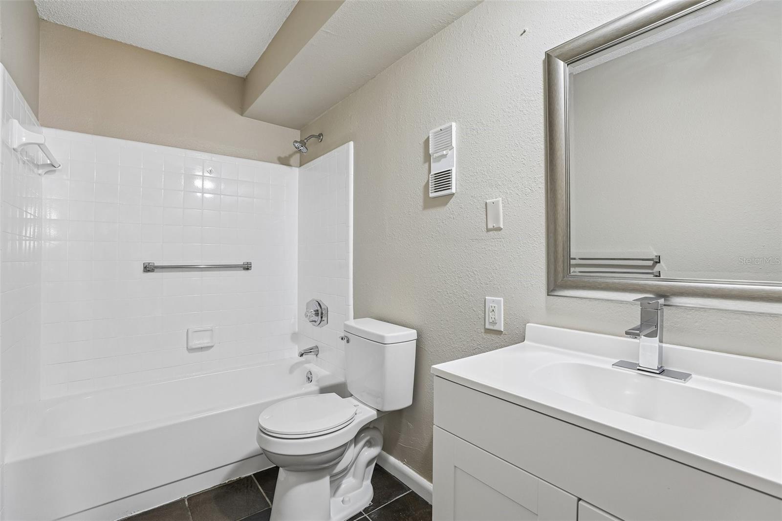 100 E OAK TERRACE DR #D2, LEESBURG, FL, 34748
