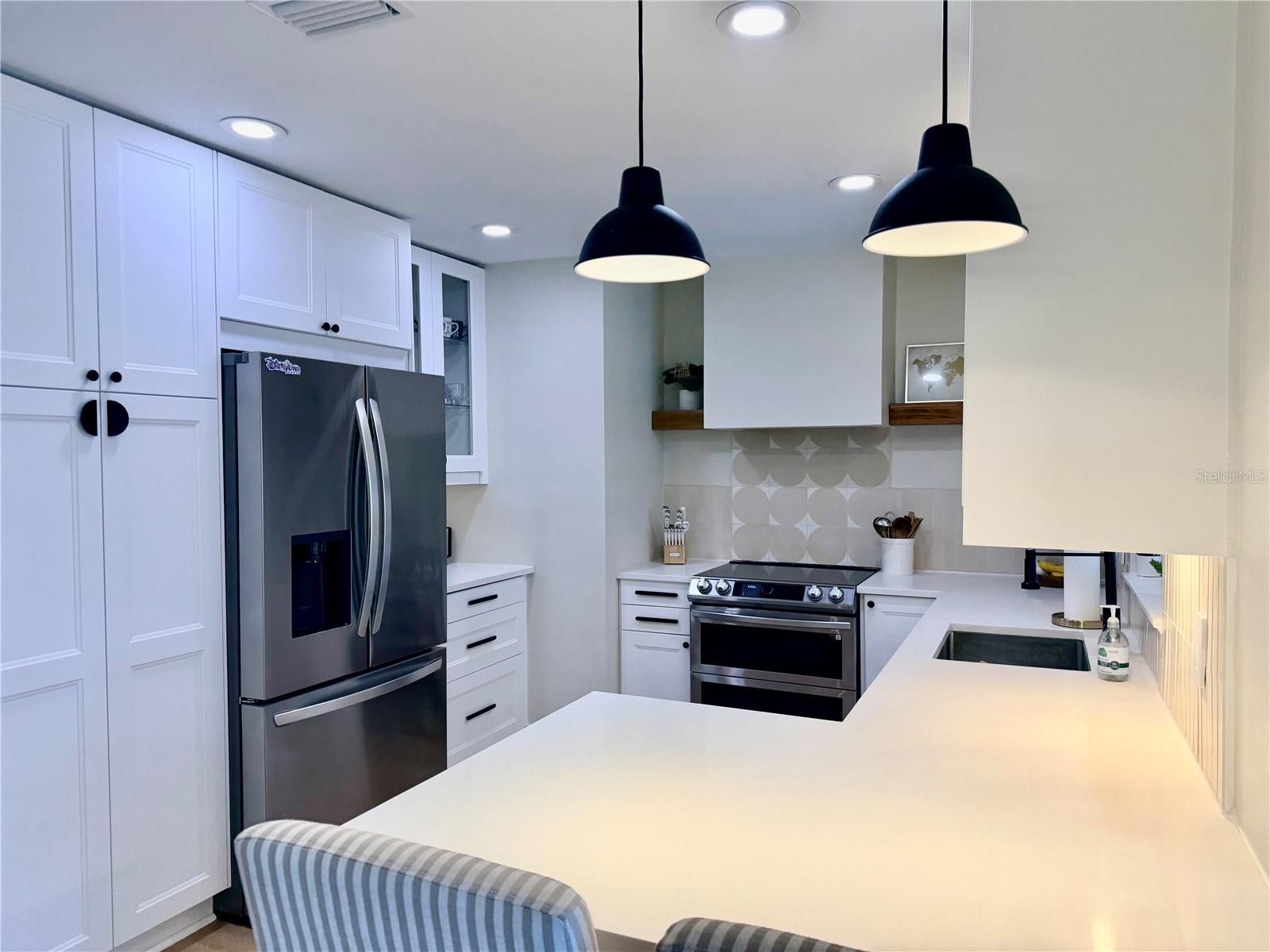 6073 TANGLEWOOD DR NE, ST PETERSBURG, FL, 33703