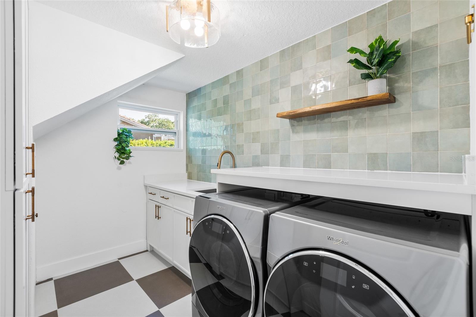 1534 E LAKE WOODLANDS PKWY, OLDSMAR, FL, 34677