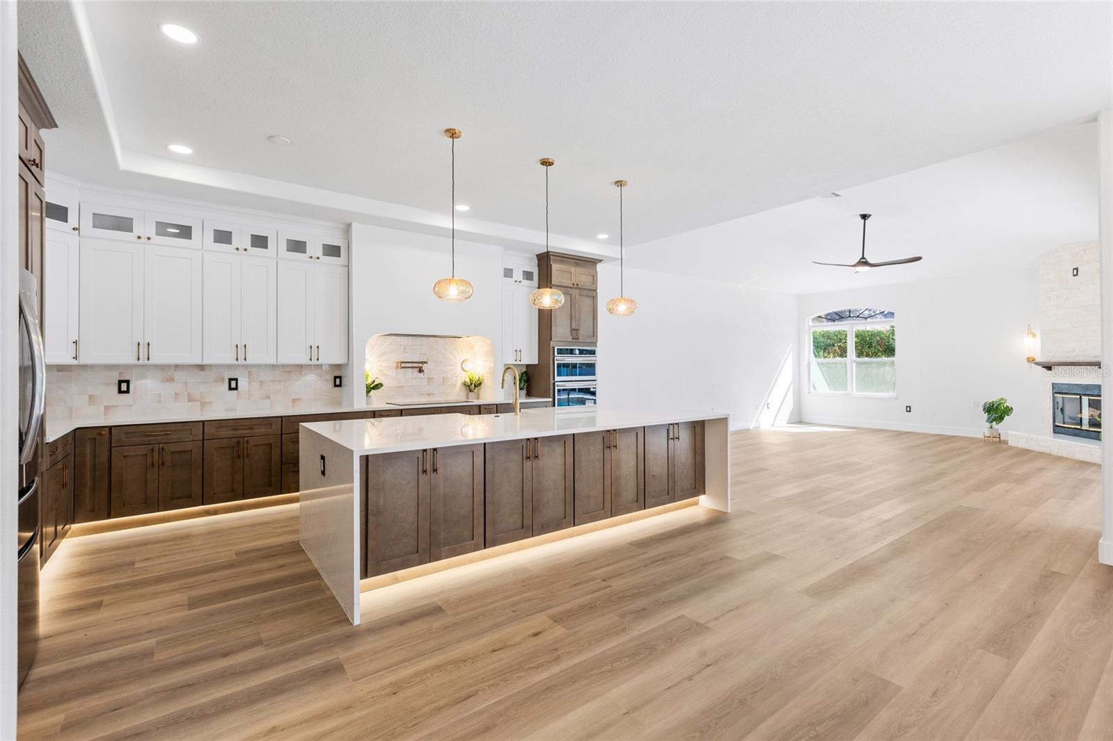 1534 E LAKE WOODLANDS PKWY, OLDSMAR, FL, 34677