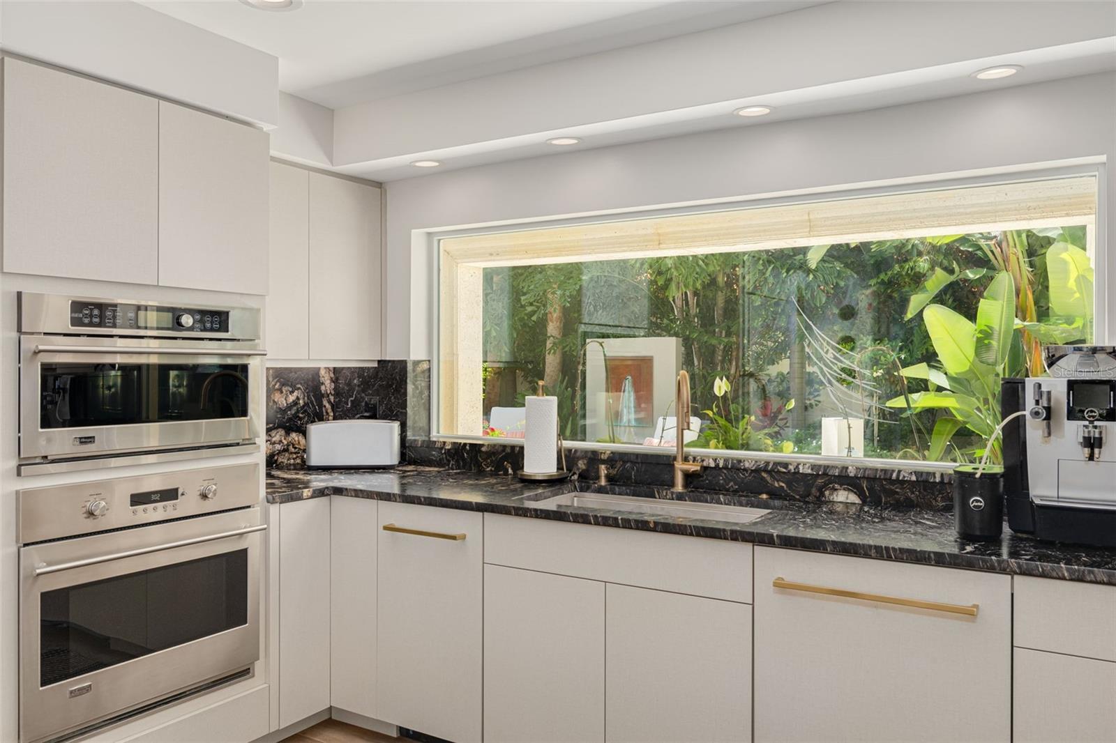725 BRIGHTWATERS BLVD NE, ST PETERSBURG, FL, 33704