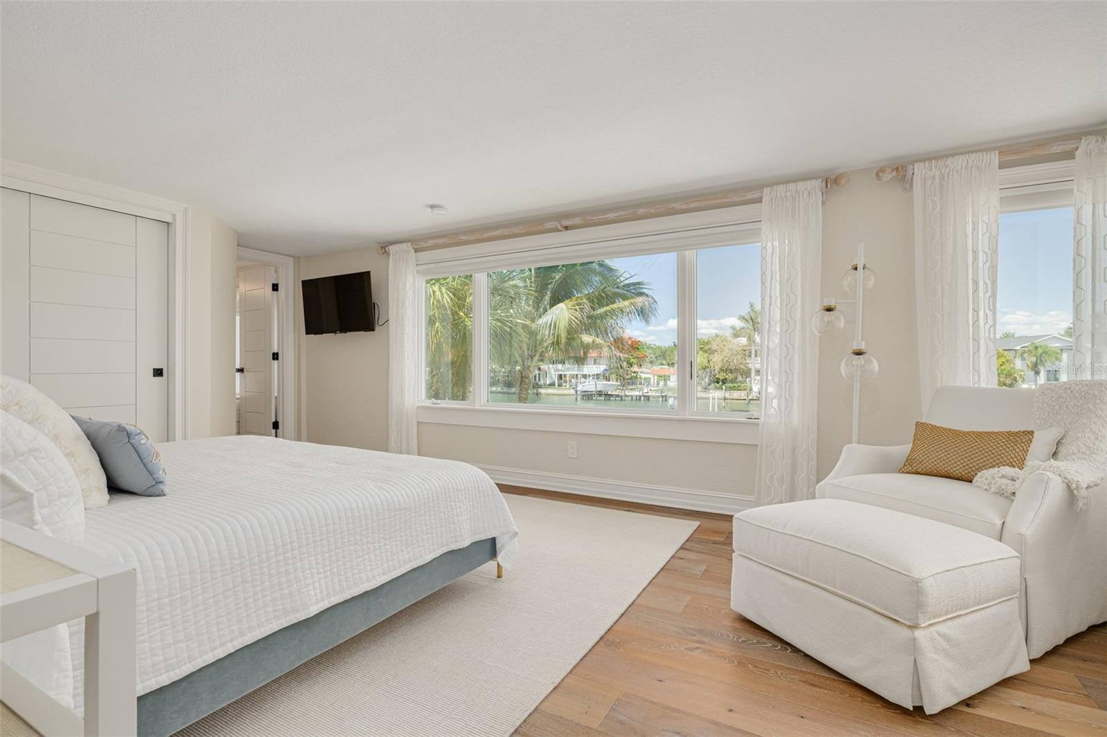 725 BRIGHTWATERS BLVD NE, ST PETERSBURG, FL, 33704