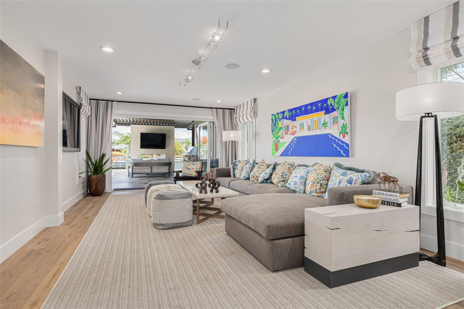 725 BRIGHTWATERS BLVD NE, ST PETERSBURG, FL, 33704