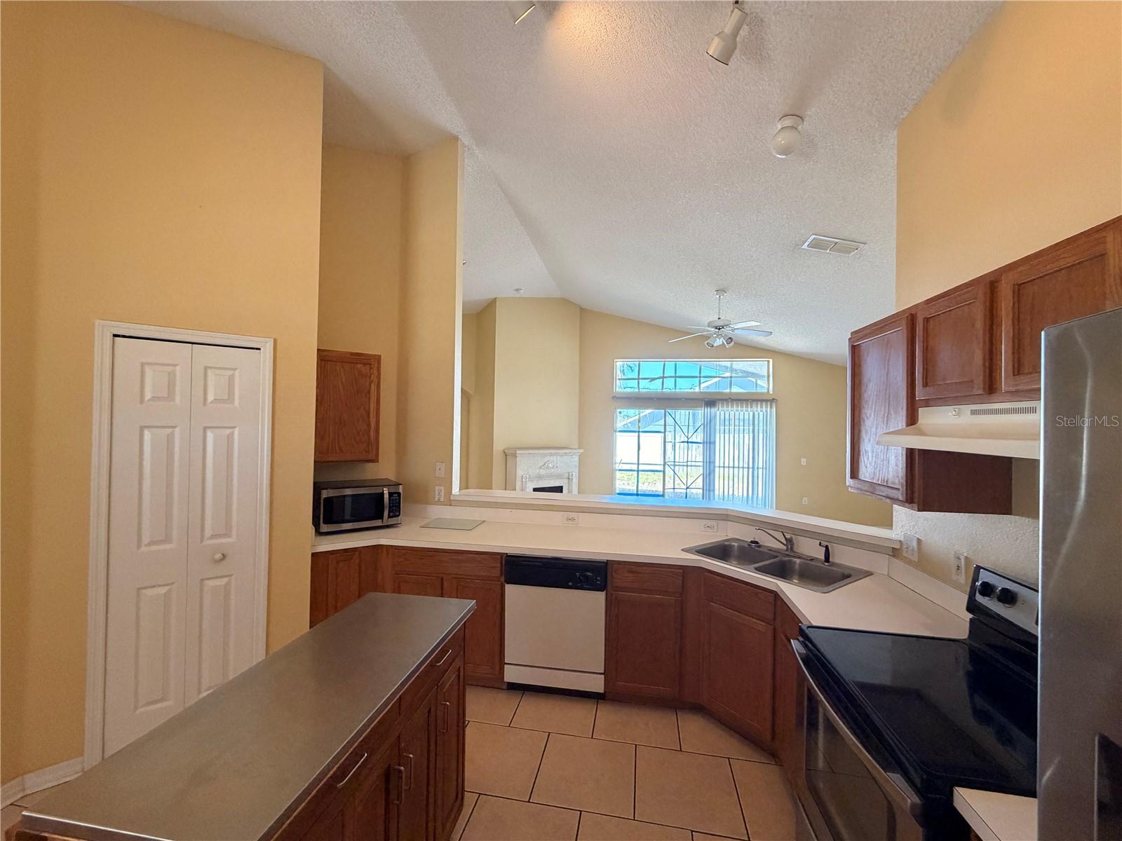 612 PRINCE CHARLES DR, DAVENPORT, FL, 33837