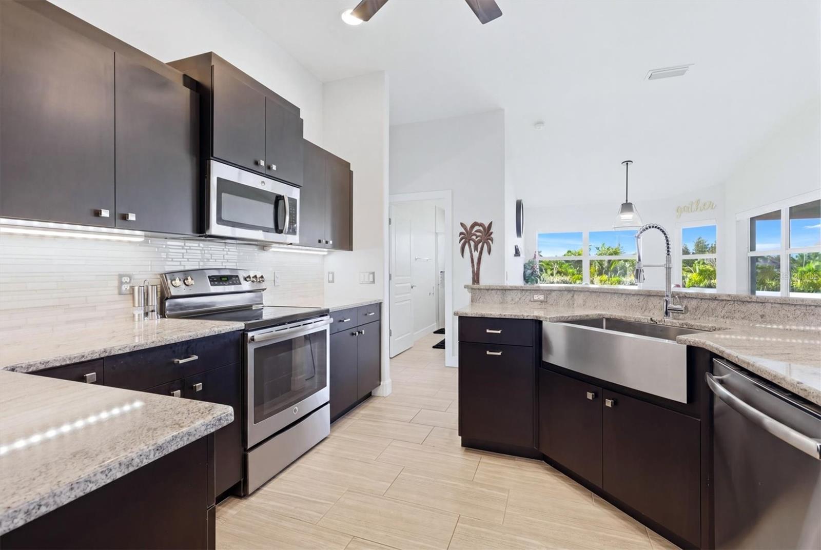 15738 APPLEWHITE CIR, PORT CHARLOTTE, FL, 33981
