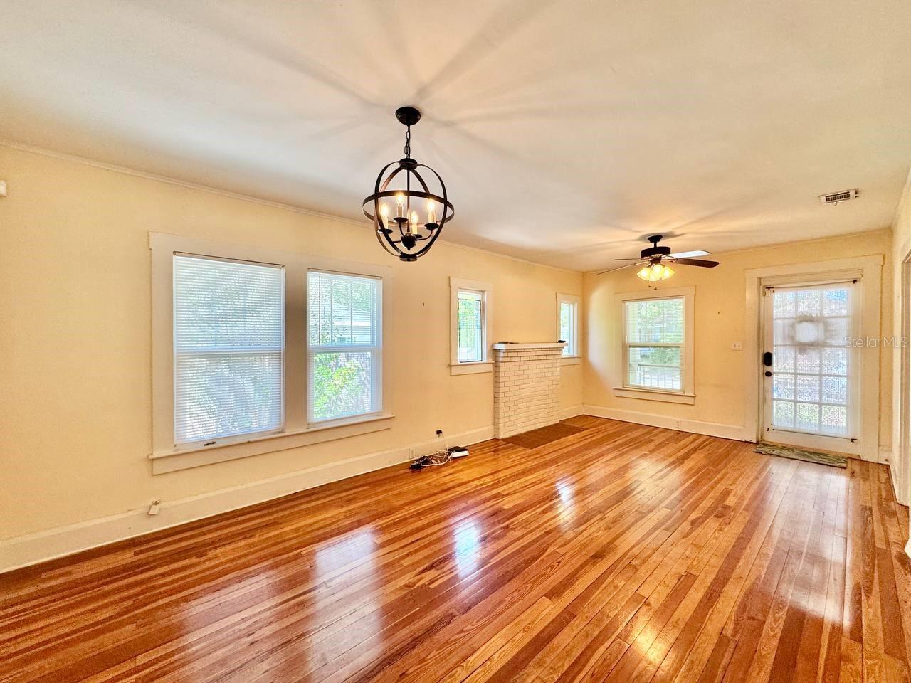 1215 E MOHAWK AVE, TAMPA, FL, 33604