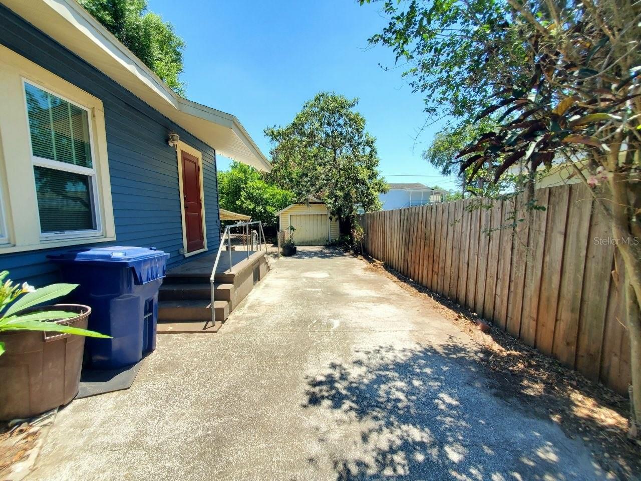 1215 E MOHAWK AVE, TAMPA, FL, 33604