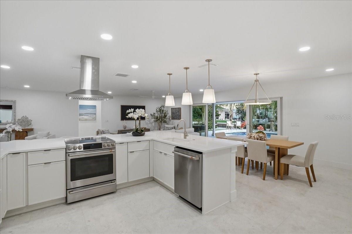618 GLADSTONE LN, HOLMES BEACH, FL, 34217