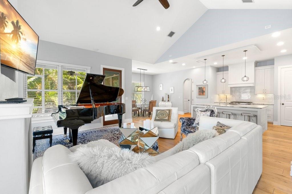415 E DAVIS BLVD, TAMPA, FL, 33606