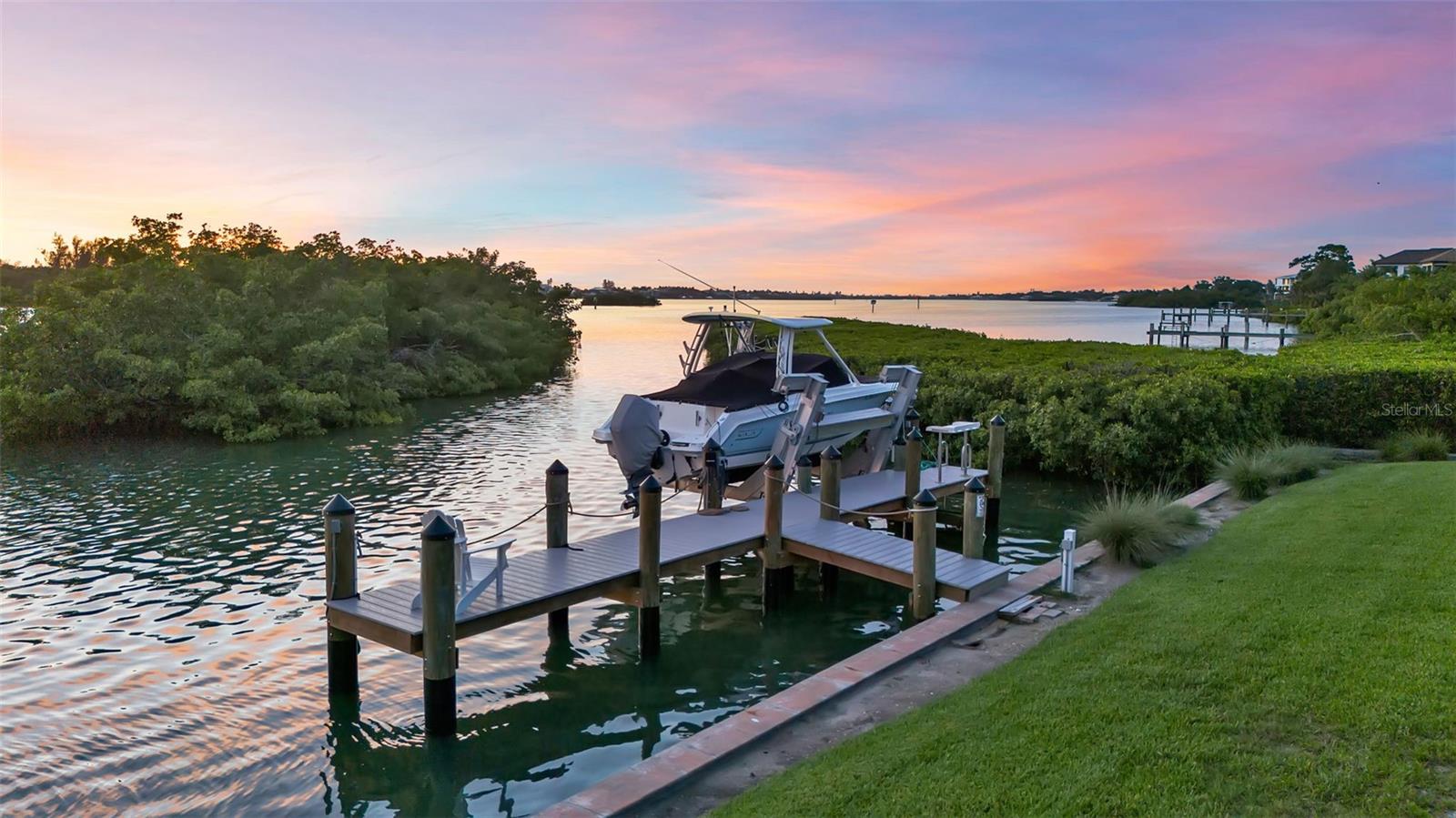 612 LAUREL RD W, NOKOMIS, FL, 34275