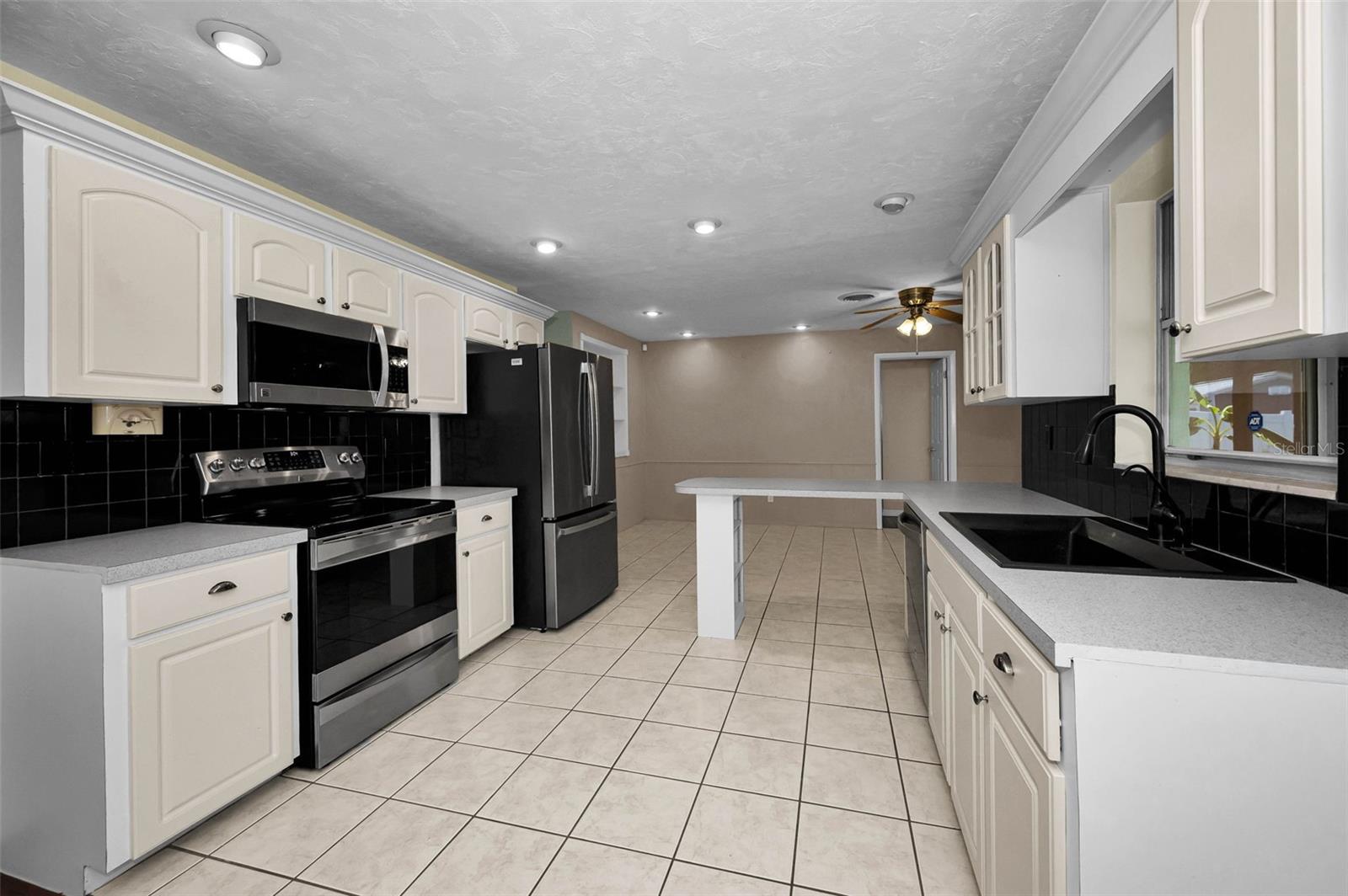 9083 BRIARWOOD DR, SEMINOLE, FL, 33772