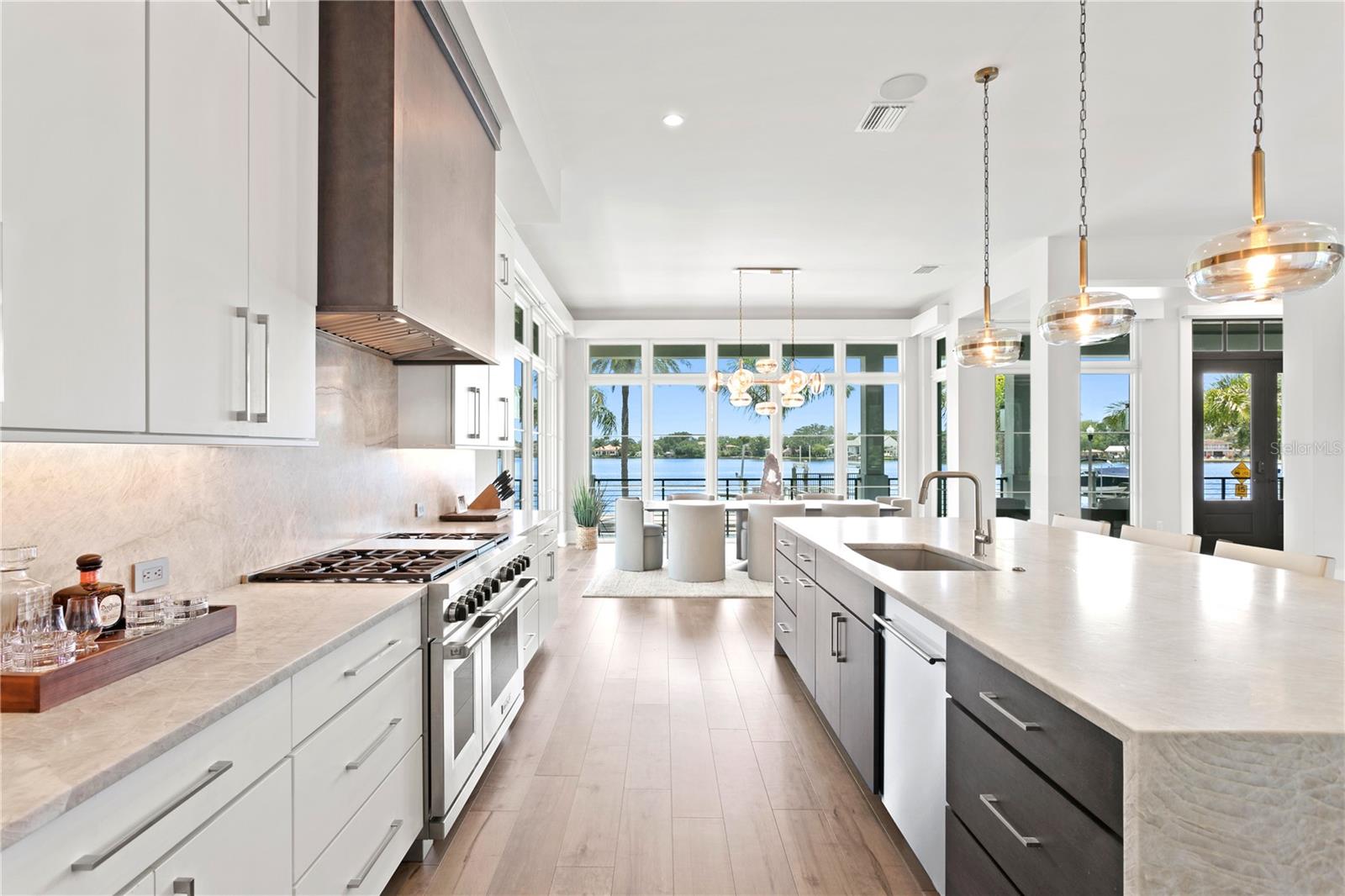 2926 COFFEE POT BLVD NE, ST PETERSBURG, FL, 33704