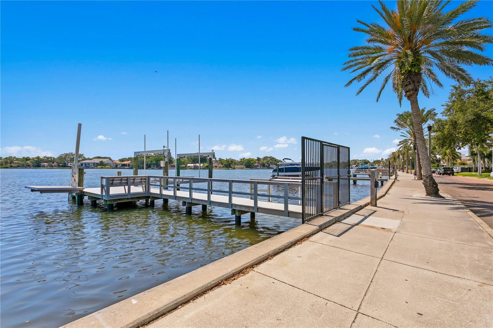 2926 COFFEE POT BLVD NE, ST PETERSBURG, FL, 33704