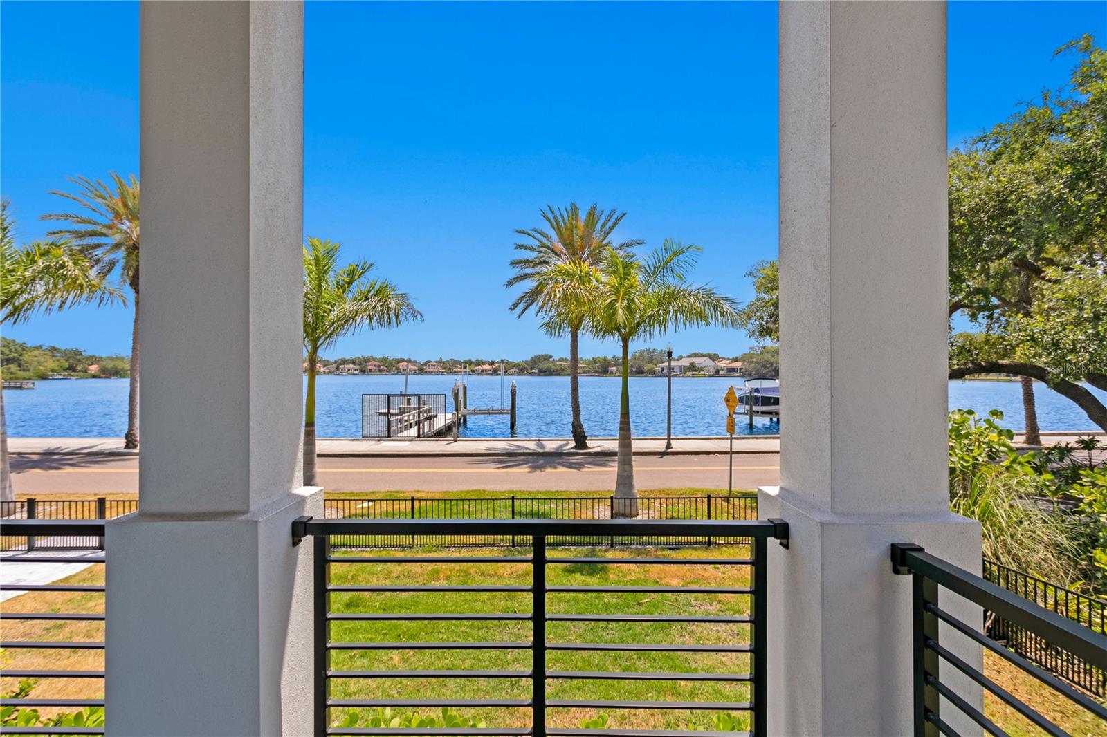2926 COFFEE POT BLVD NE, ST PETERSBURG, FL, 33704