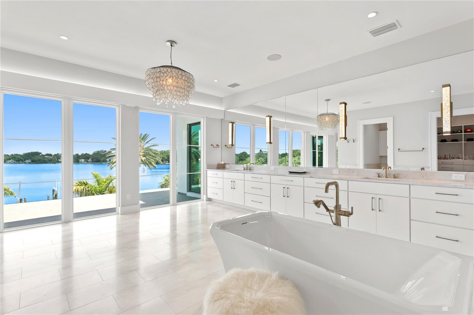 2926 COFFEE POT BLVD NE, ST PETERSBURG, FL, 33704