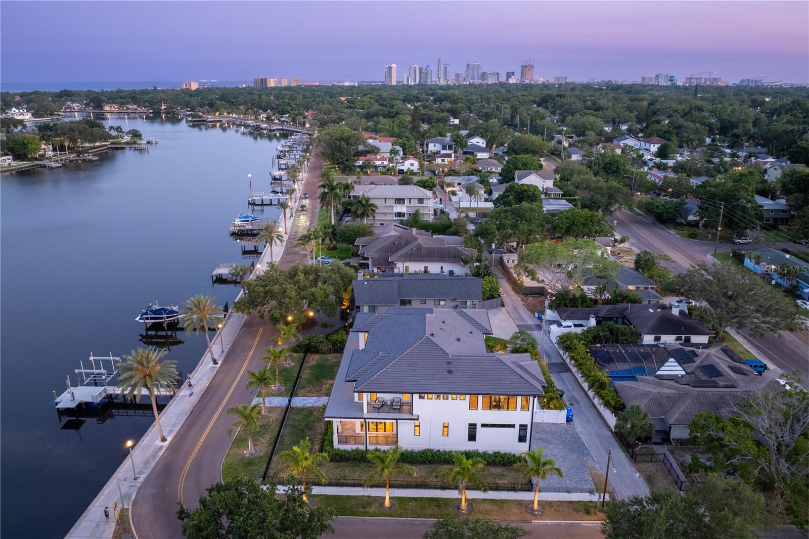 2926 COFFEE POT BLVD NE, ST PETERSBURG, FL, 33704