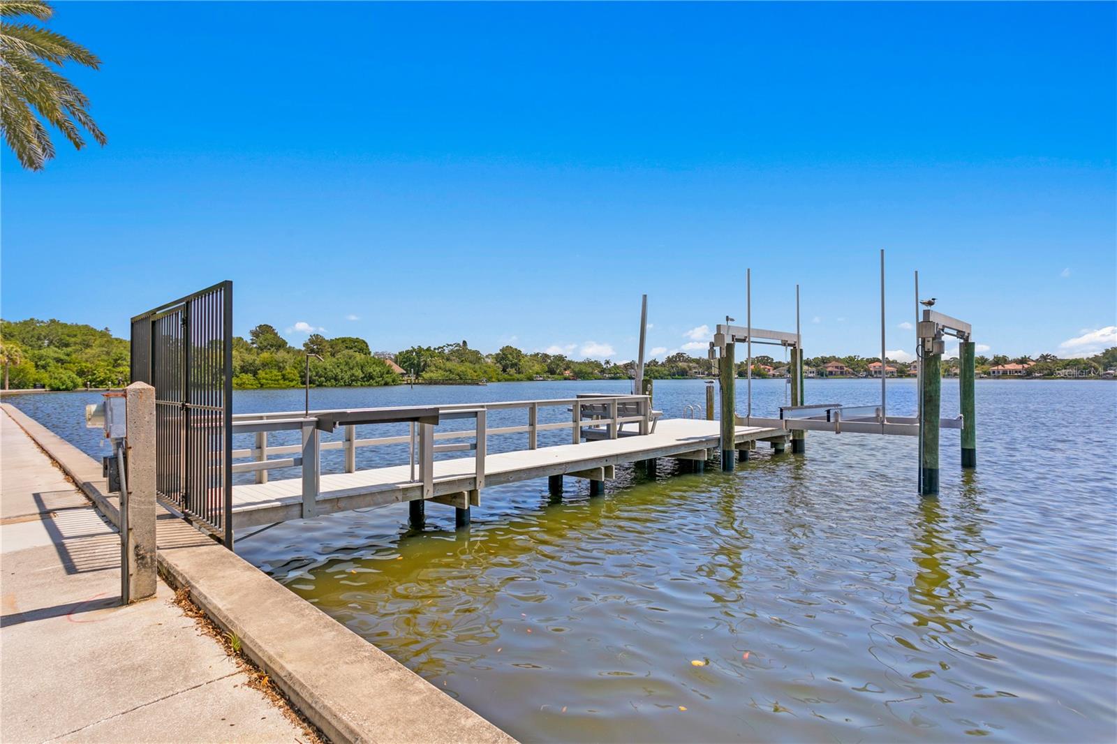 2926 COFFEE POT BLVD NE, ST PETERSBURG, FL, 33704