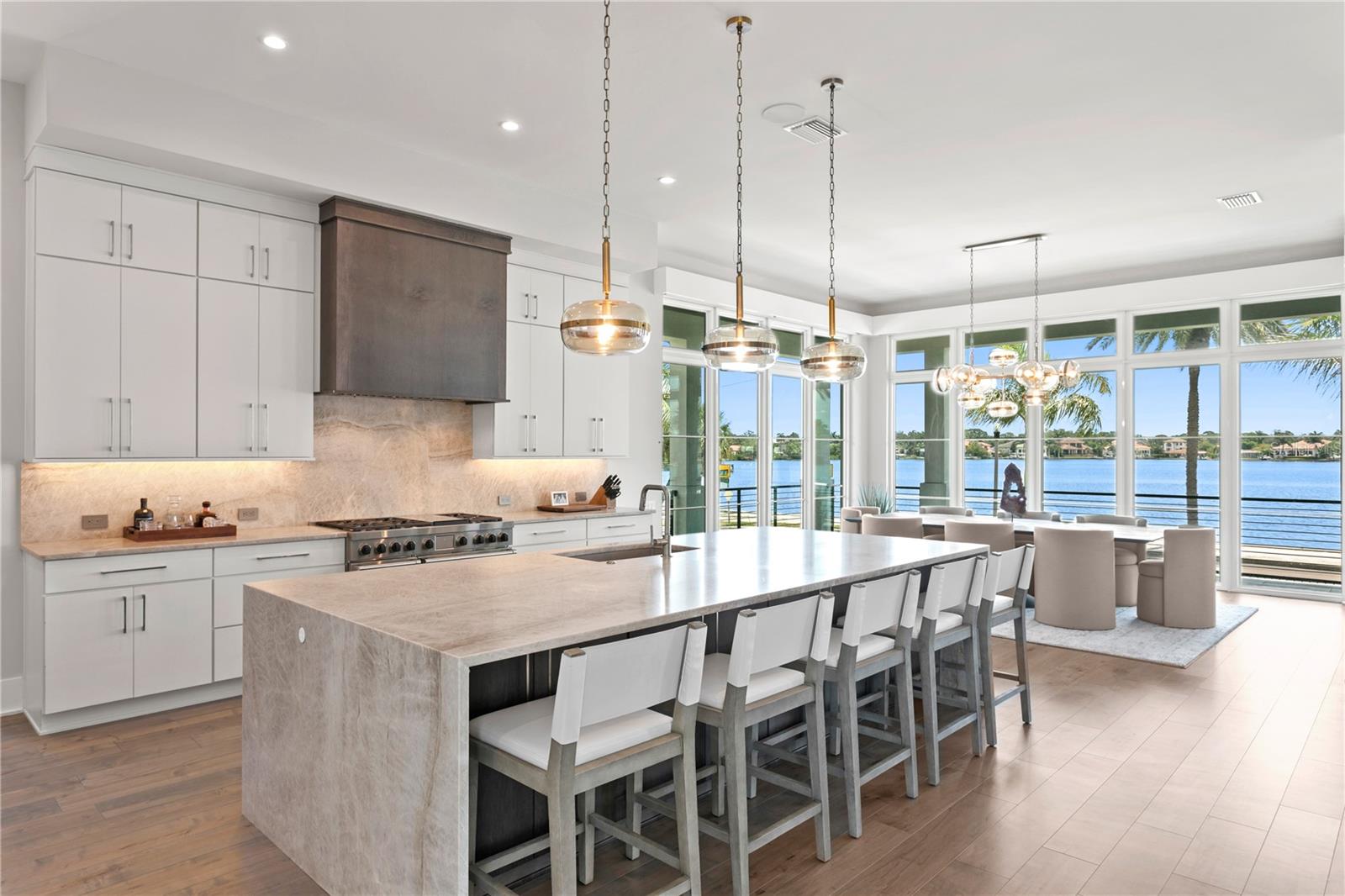 2926 COFFEE POT BLVD NE, ST PETERSBURG, FL, 33704