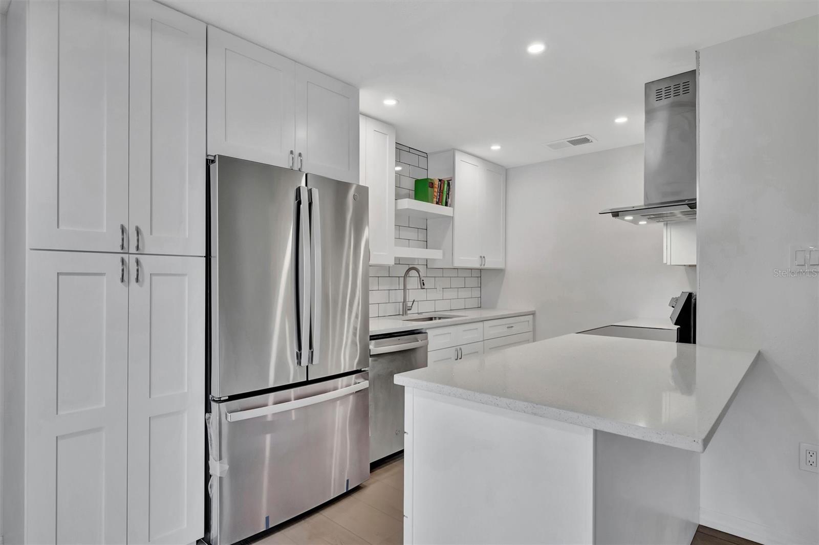 650 PINELLAS POINT DR S #216, ST PETERSBURG, FL, 33705