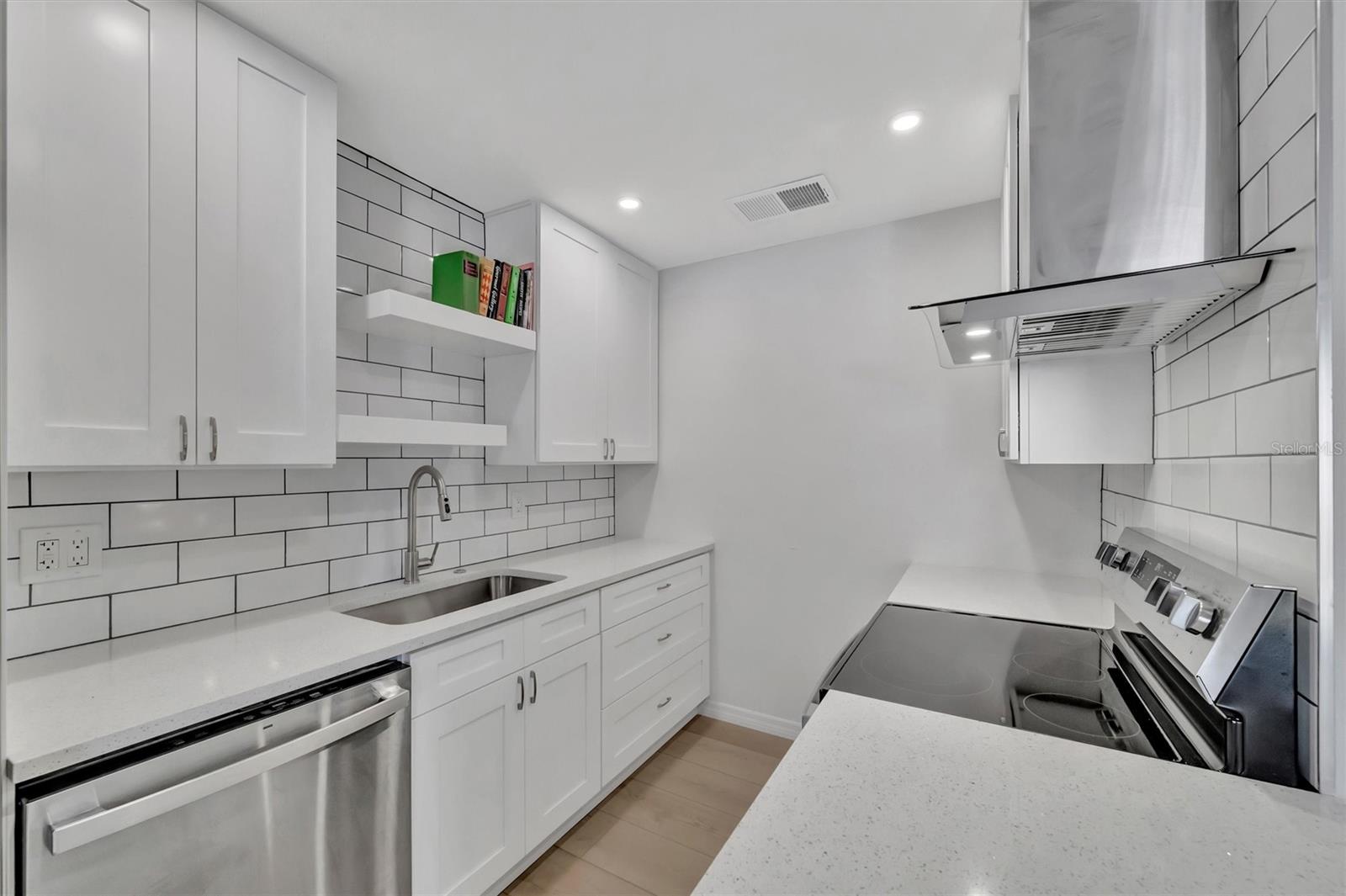 650 PINELLAS POINT DR S #216, ST PETERSBURG, FL, 33705