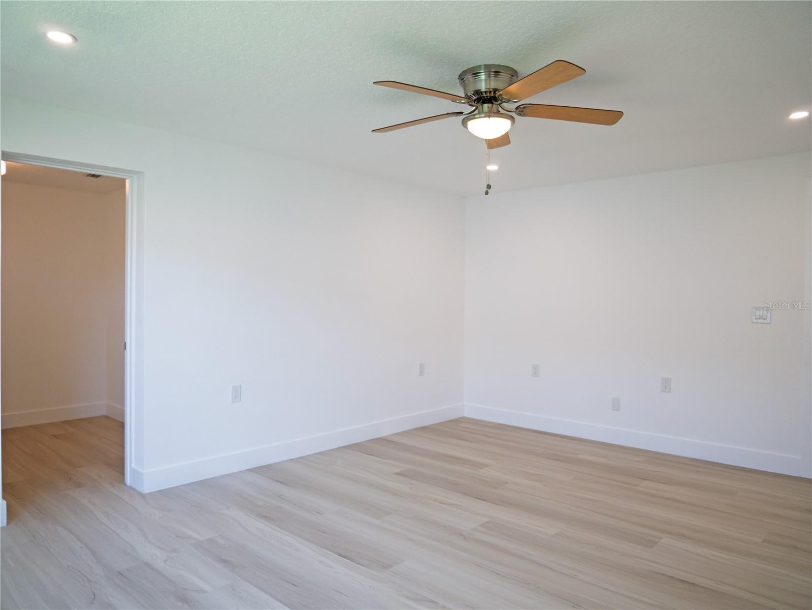 1880 TANGLEWOOD DR NE, ST PETERSBURG, FL, 33702