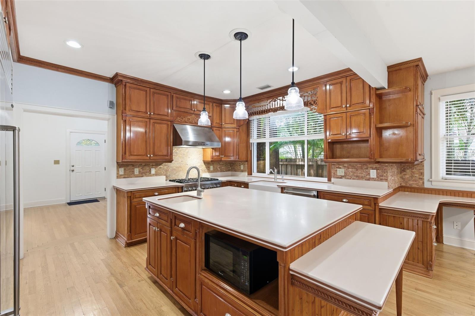 555 18TH AVE NE, ST PETERSBURG, FL, 33704
