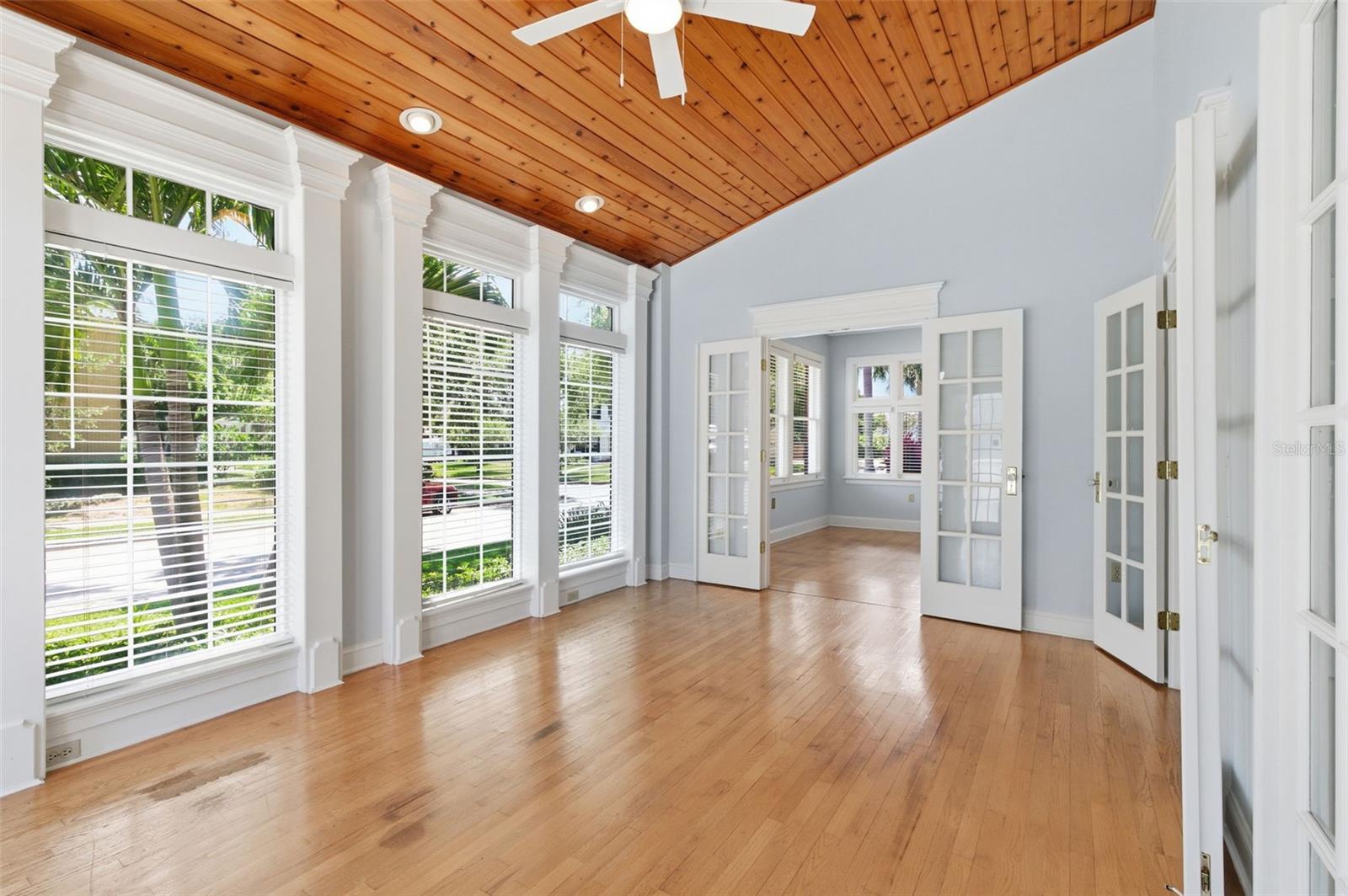 555 18TH AVE NE, ST PETERSBURG, FL, 33704