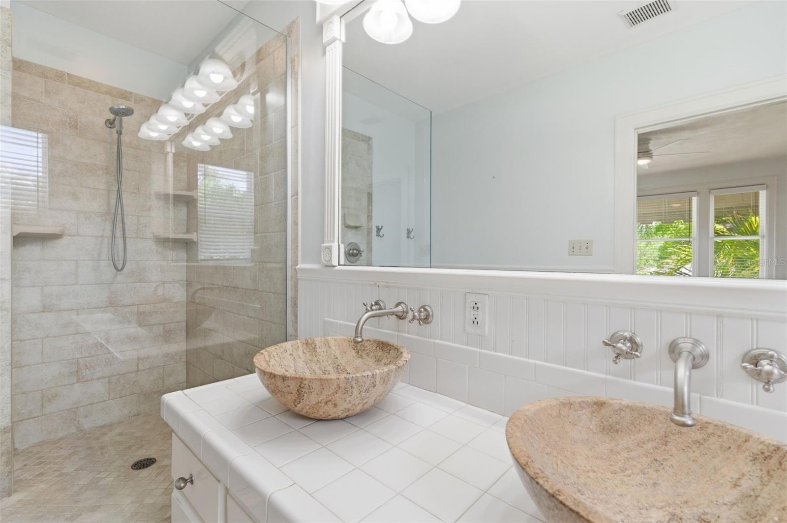 555 18TH AVE NE, ST PETERSBURG, FL, 33704