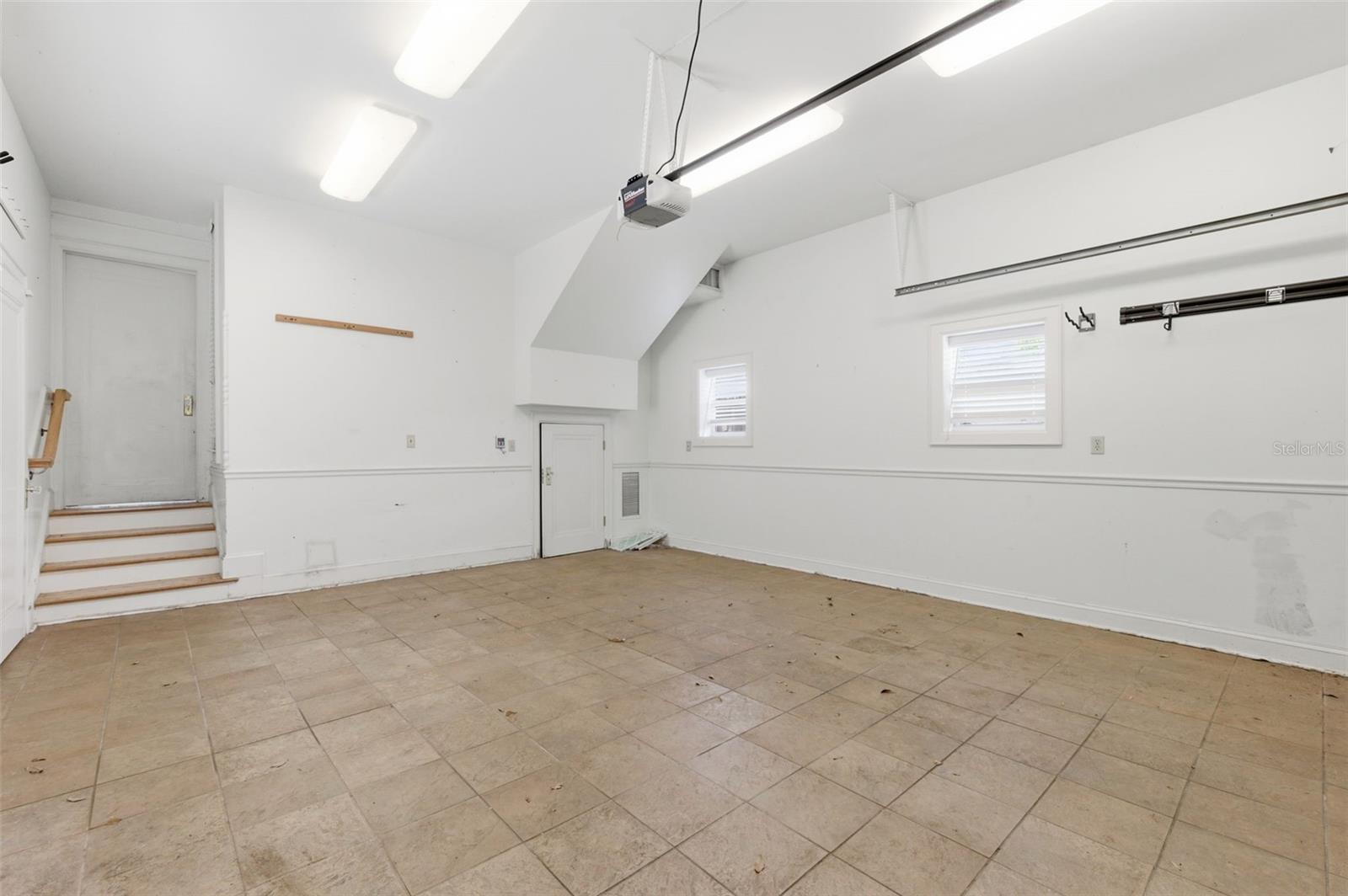 555 18TH AVE NE, ST PETERSBURG, FL, 33704