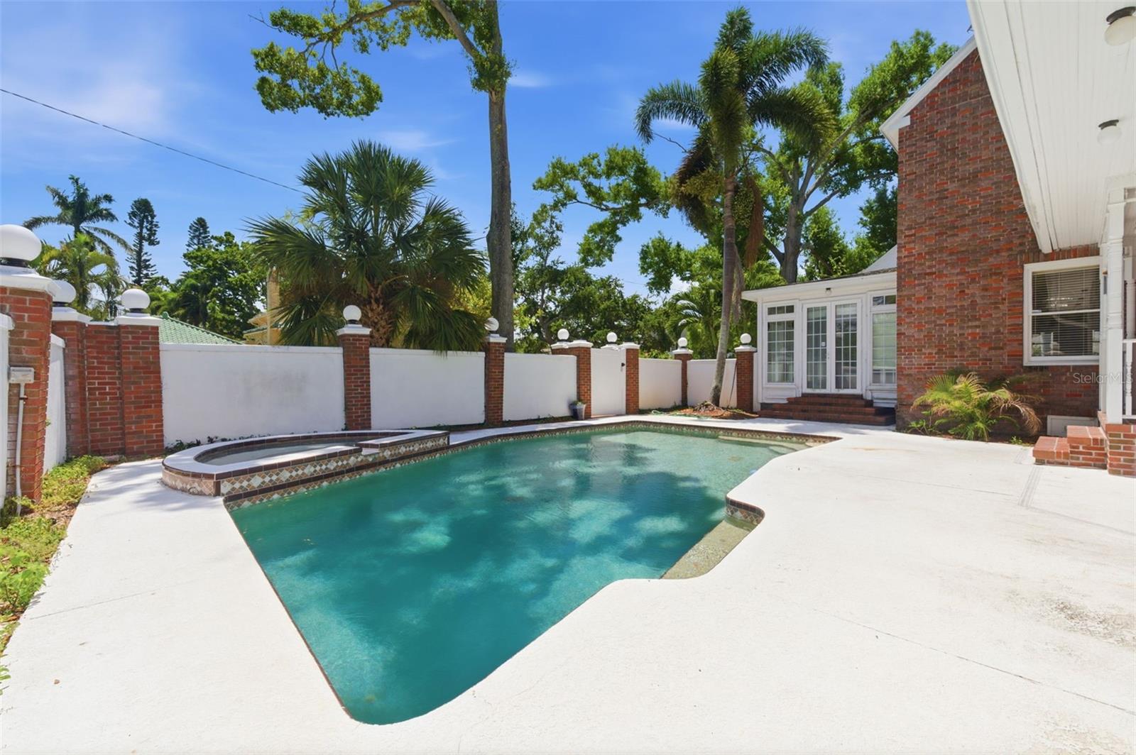 555 18TH AVE NE, ST PETERSBURG, FL, 33704