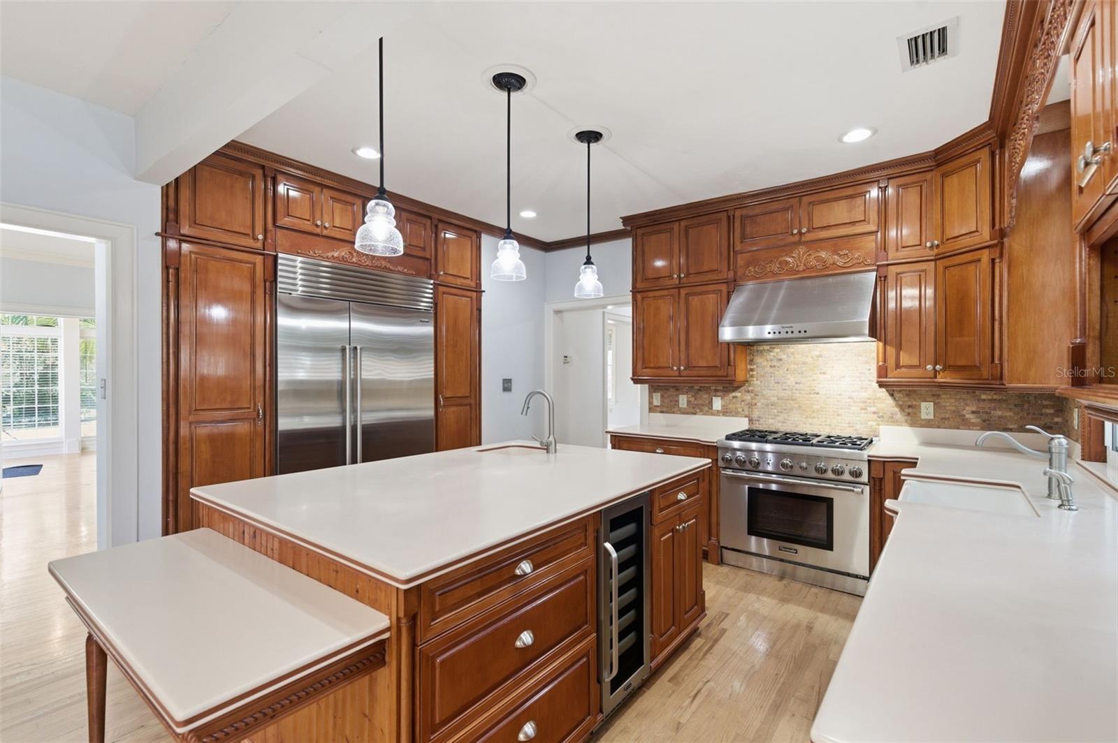 555 18TH AVE NE, ST PETERSBURG, FL, 33704