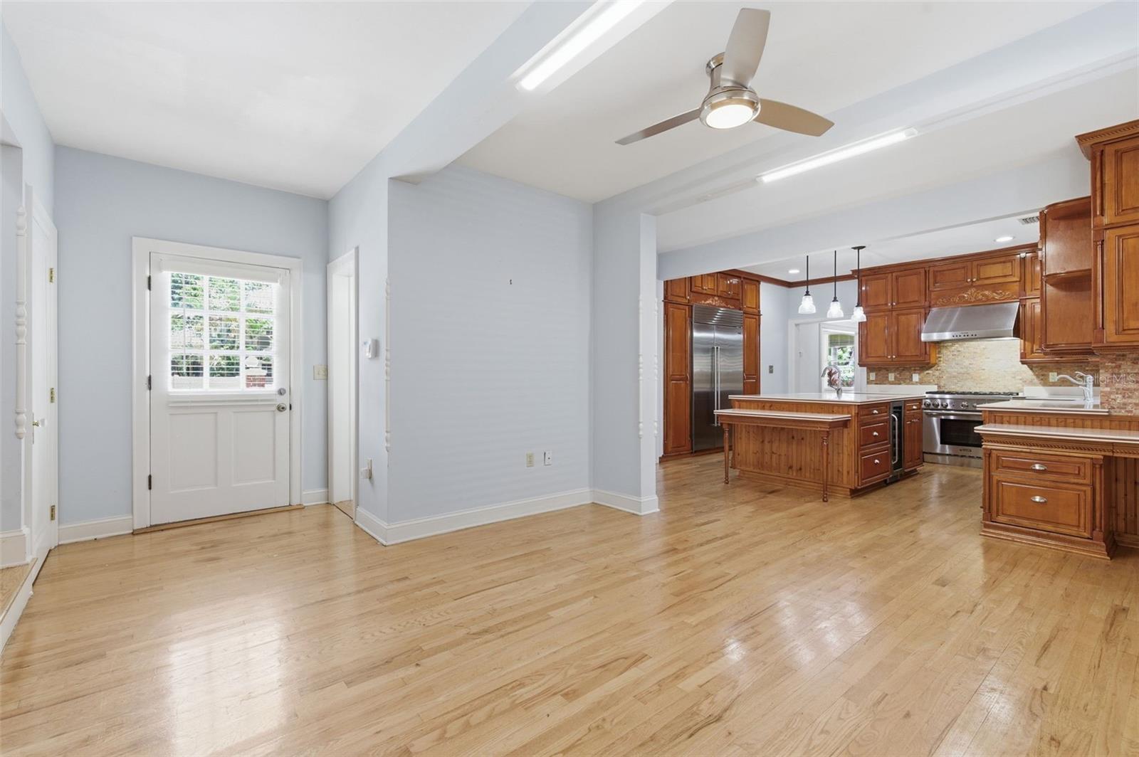 555 18TH AVE NE, ST PETERSBURG, FL, 33704
