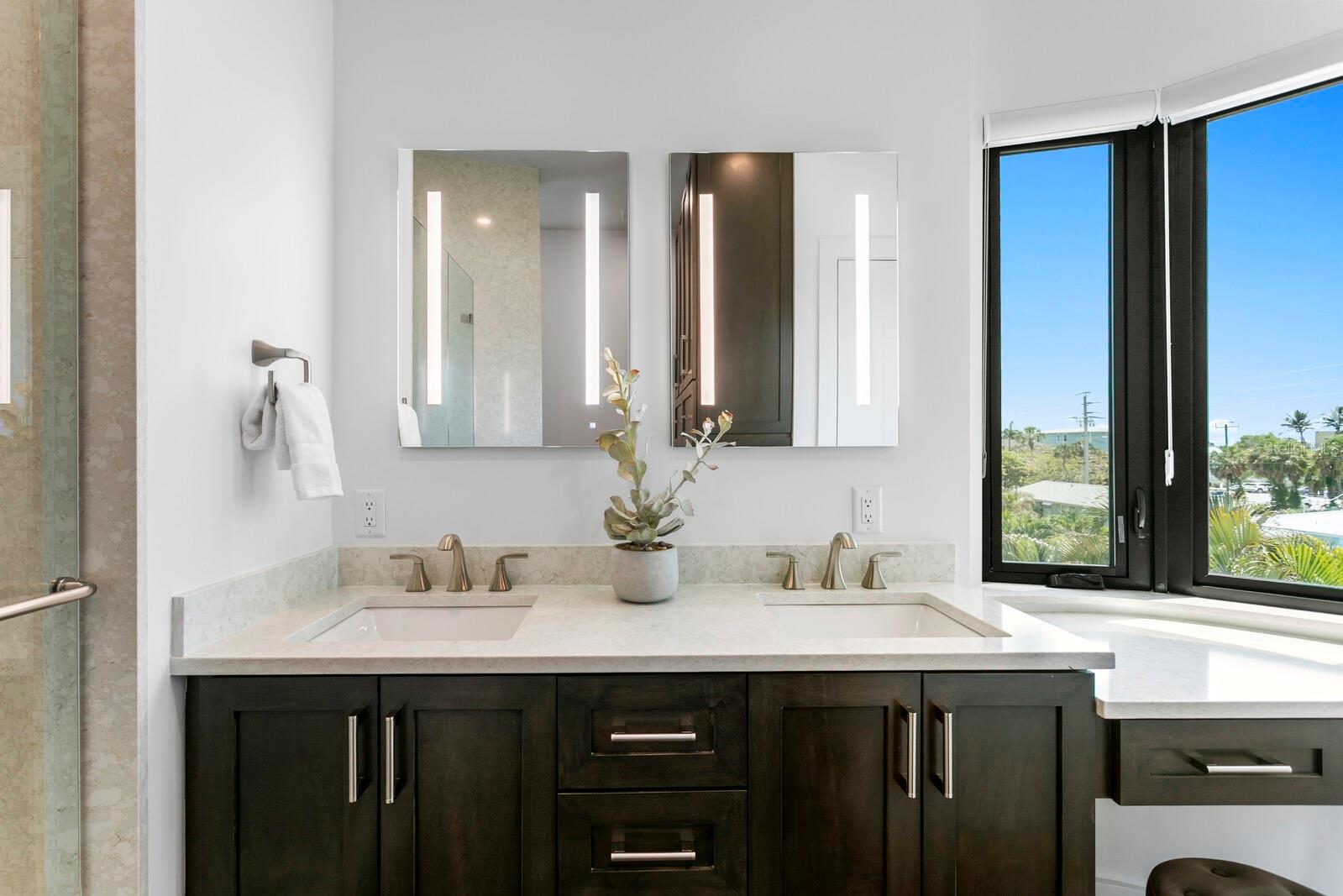 201 N HARBOR DR, HOLMES BEACH, FL, 34217